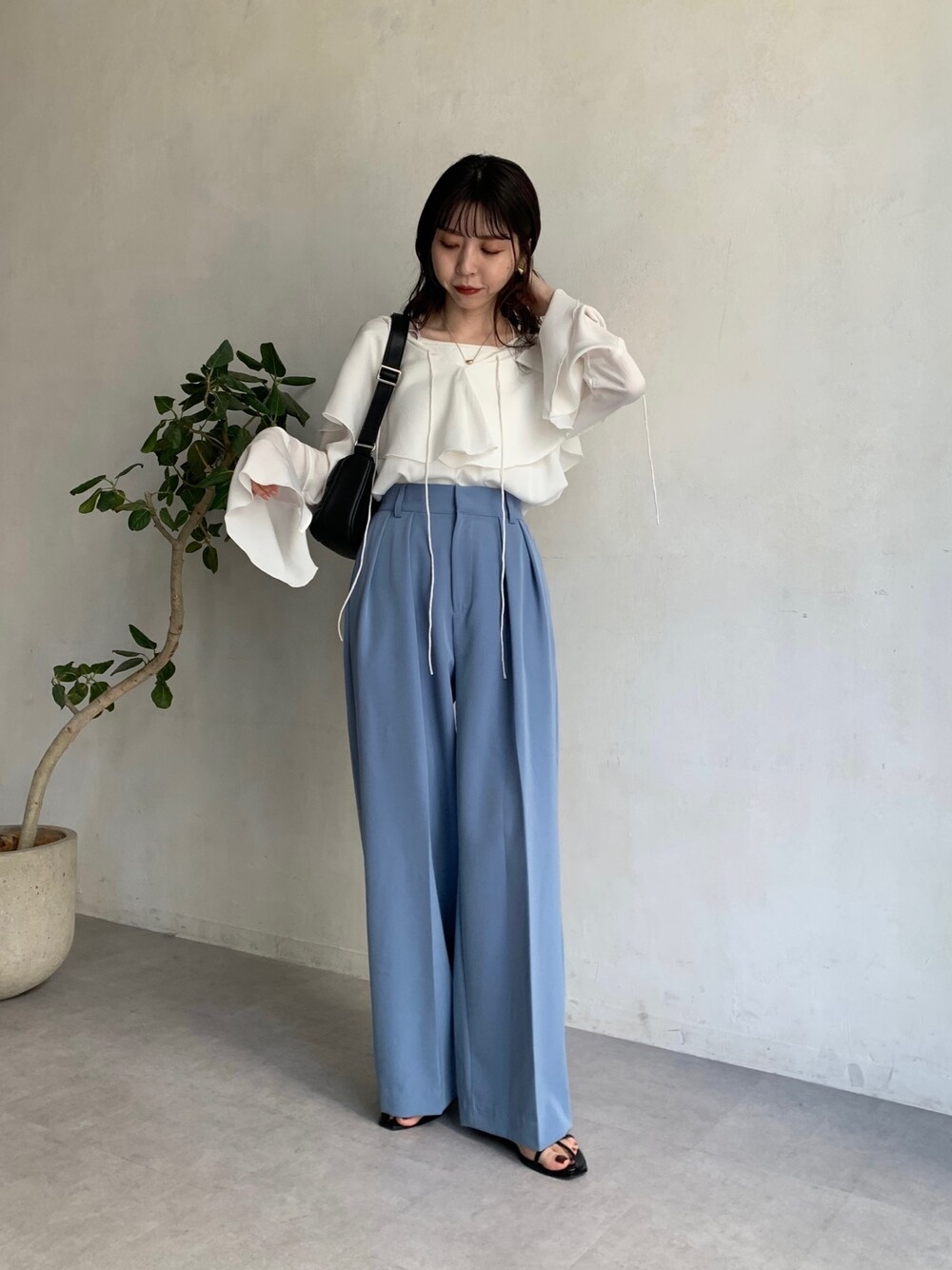 「フリル、ブルー、カラーパンツ、春服みてみて、休日スタイル、春コーデ、韓国ファッション、オトナ女子、大人カジュアル、フレアスリーブ、春カラー」｜「CAPRICIEUX LE'MAGEのWストラップキャミ（キャミソール、ホワイト系）」を使った、mana_lemageさん（レディース・161cm）の春コーディネートの3枚目の写真