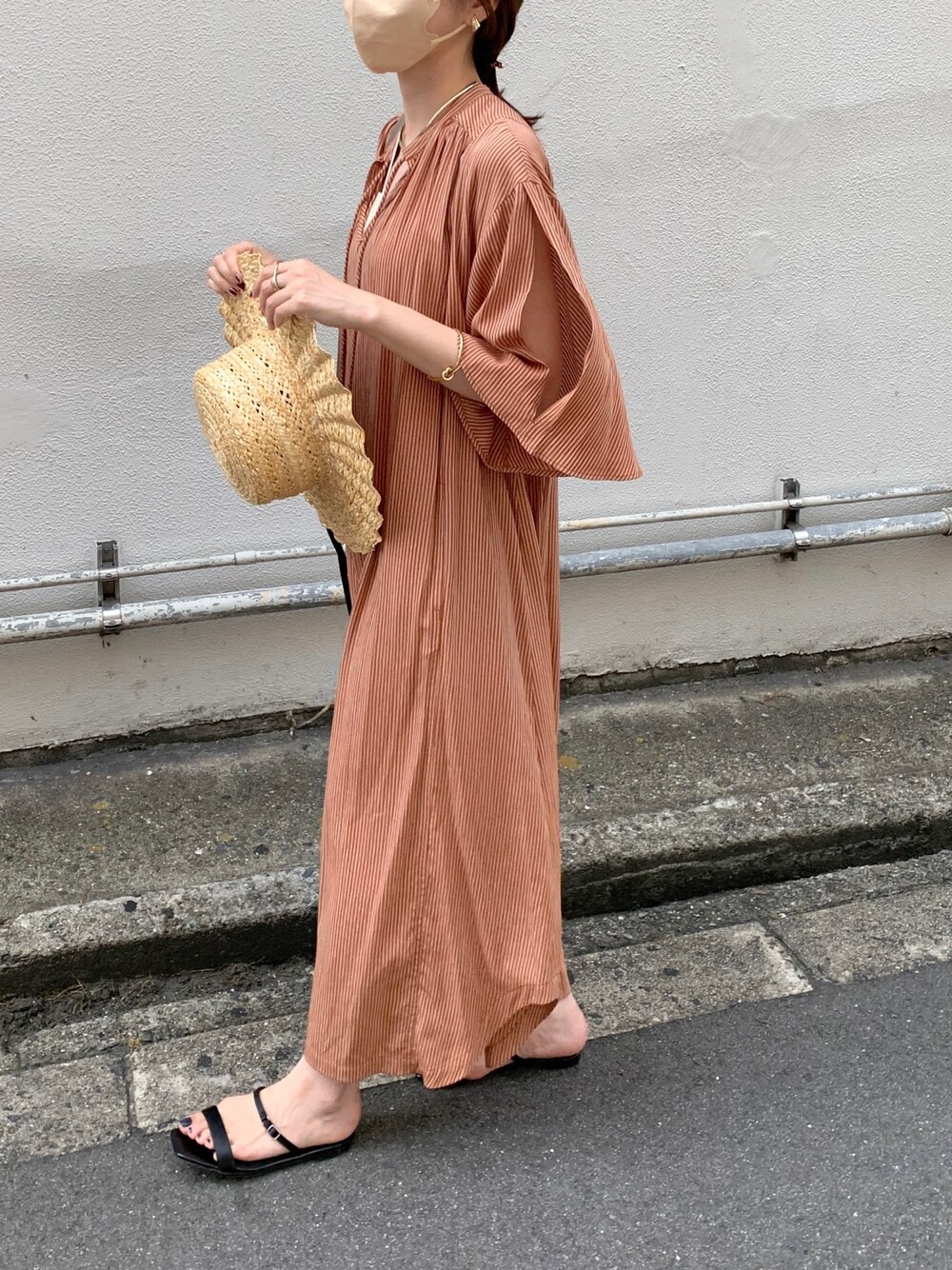オレンジ系のワンピース、ベージュ系のハット、その他のその他を着用したレディースの夏コーディネートの2枚目の写真