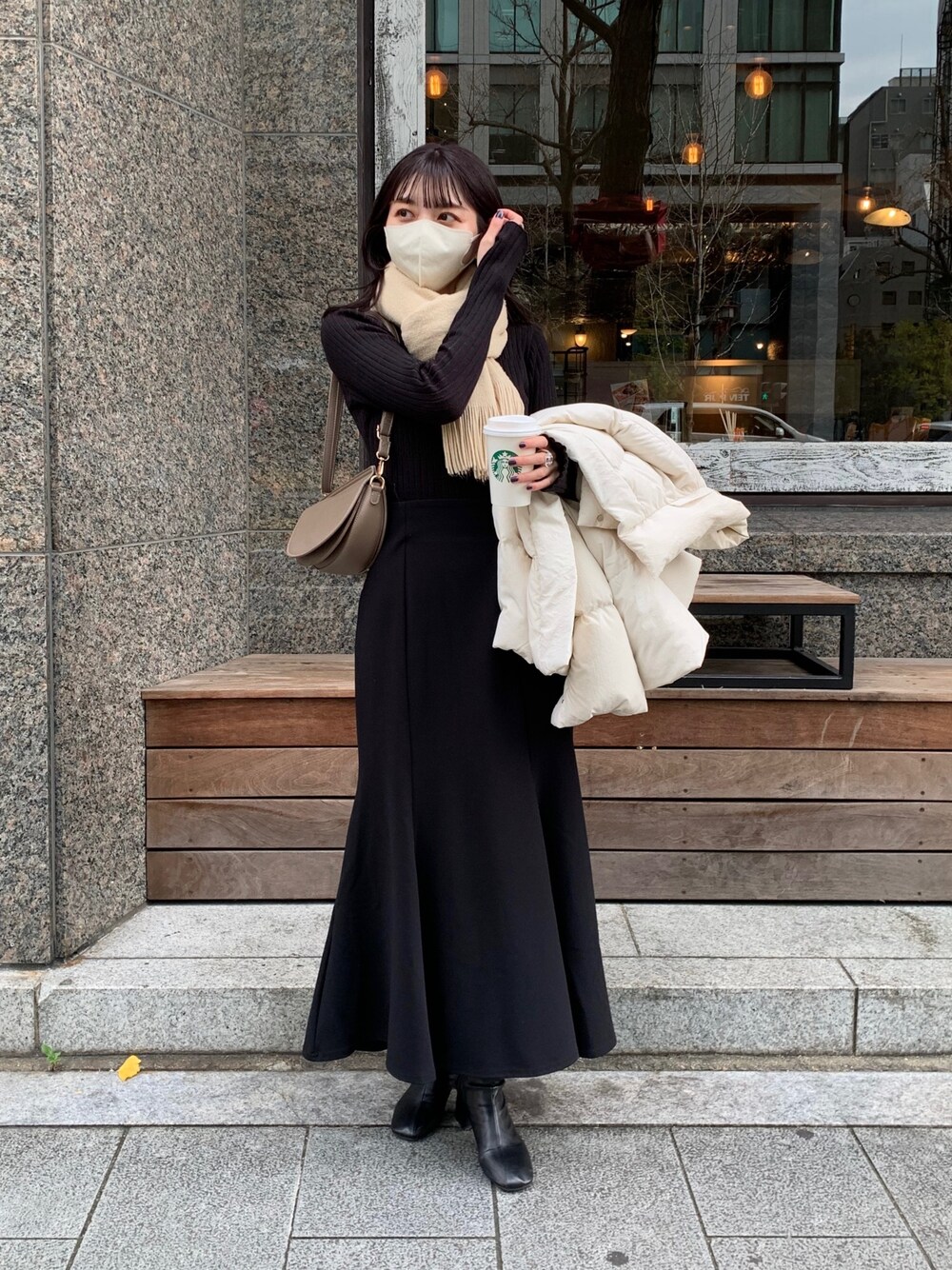 「きれいめカジュアル、冬コーデ、ニット、マーメイドスカート、ワントーンコーデ、レイヤードスタイル、私の推しブランド、シンプルコーデ、マフラー、ブラックコーデ、オトナ女子、大人カジュアル」｜「CAPRICIEUX LE'MAGEの〈新色追加/アイボリー・モカ・ベージュ〉ストレッチハイウエストマーメイドスカート（スカート、ブラック系）」を使った、mana_lemageさん（レディース・161cm）の冬コーディネートの2枚目の写真