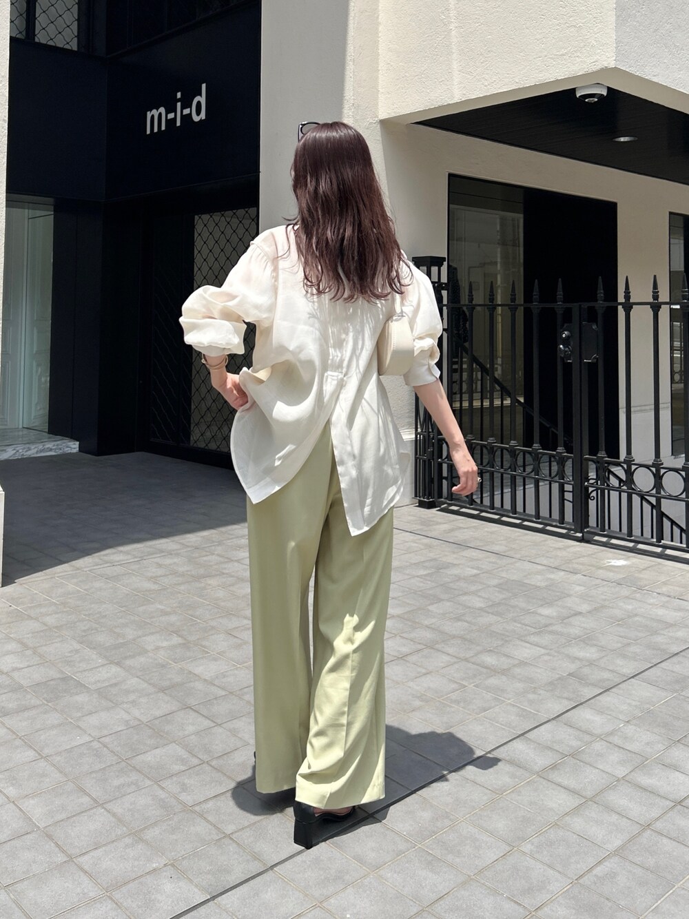 「サングラス、シアートップス、夏コーデ、休日スタイル、淡色コーデ、韓国ファッション、カラーパンツ、オトナ女子、大人カジュアル、ワイドパンツ、スリット」｜「CAPRICIEUX LE'MAGEのスリット開きシアーシャツ（シャツ/ブラウス、ホワイト系）」を使った、mana_lemageさん（レディース・161cm）の夏コーディネートの2枚目の写真