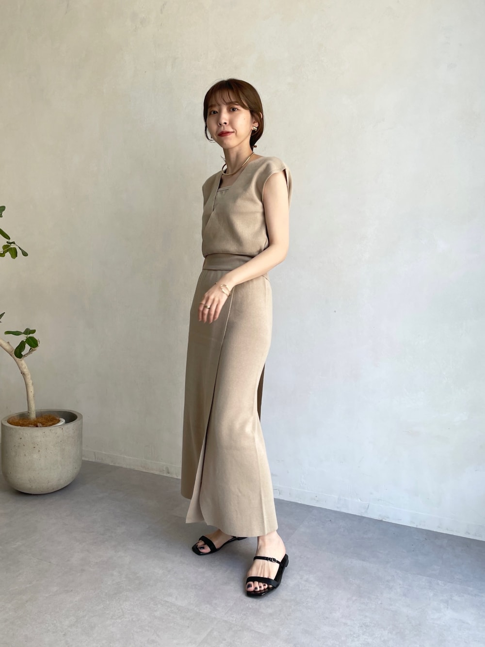 「ベージュ、ニットベスト、ニットスカート、ワントーンコーデ、淡色コーデ、休日スタイル、レイヤードスタイル、セットアップ、オトナ女子、ラップスカート、夏コーデ」｜「CAPRICIEUX LE'MAGEの〈セットアイテム〉バンブーカシュクールインナーSET（ニット/セーター、ベージュ系）」を使った、mana_lemageさん（レディース・161cm）の春コーディネートの2枚目の写真