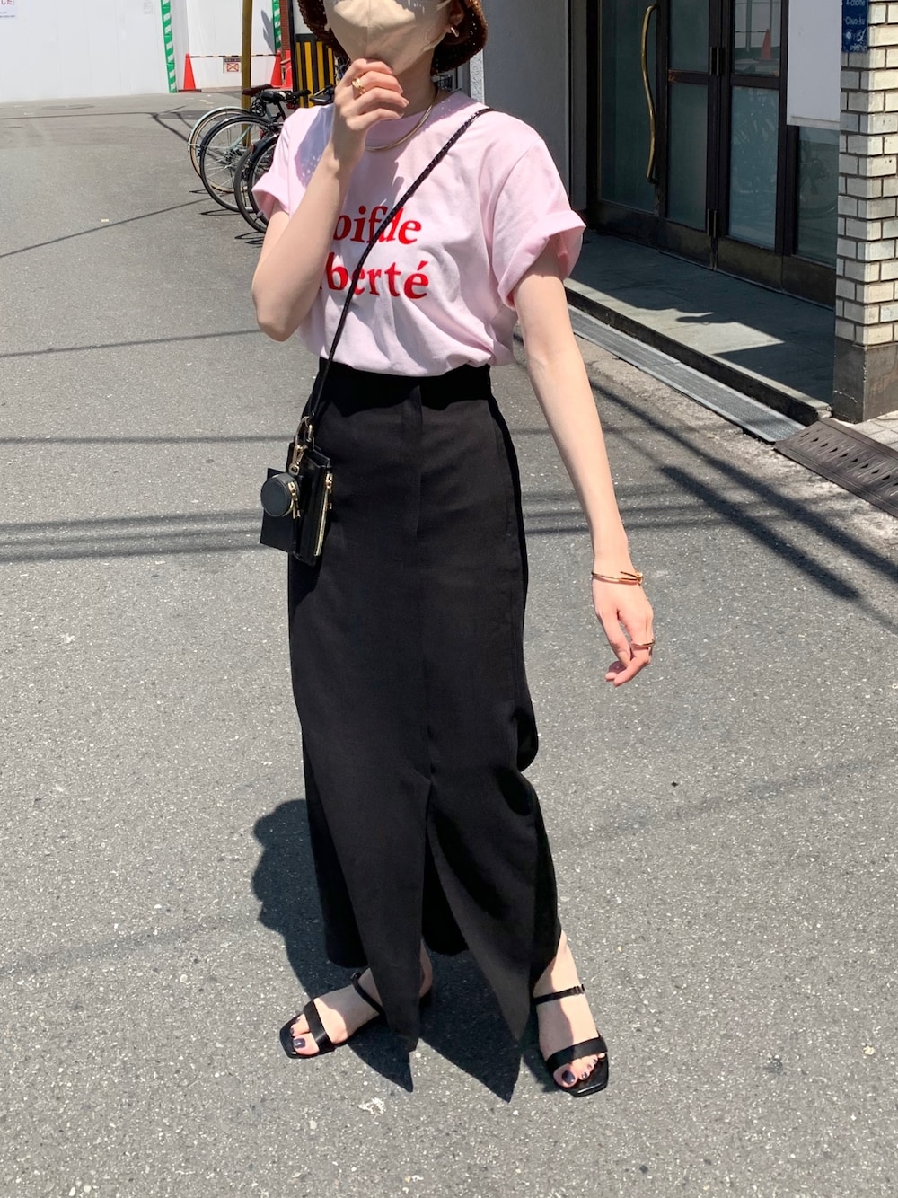 ピンク系のTシャツ/カットソー、ブラック系のショルダーバッグ、ブラック系のスカートを着用したレディースの春コーディネートの3枚目の写真