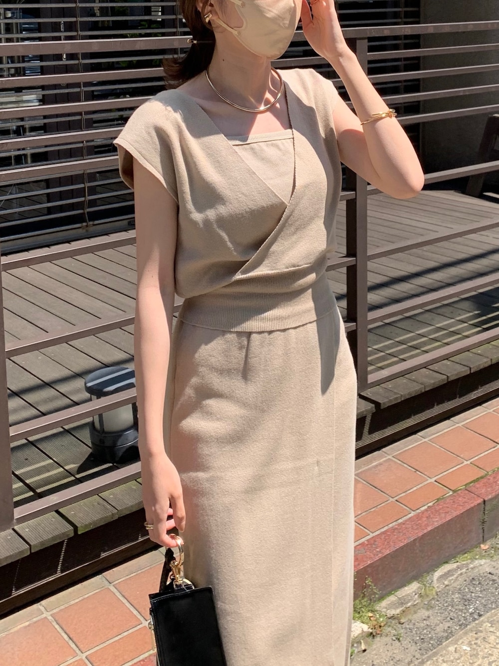 「ベージュ、ニットベスト、ニットスカート、ワントーンコーデ、淡色コーデ、休日スタイル、レイヤードスタイル、セットアップ、オトナ女子、ラップスカート、夏コーデ」｜「CAPRICIEUX LE'MAGEの〈セットアイテム〉バンブーカシュクールインナーSET（ニット/セーター、ベージュ系）」を使った、mana_lemageさん（レディース・161cm）の春コーディネートの5枚目の写真