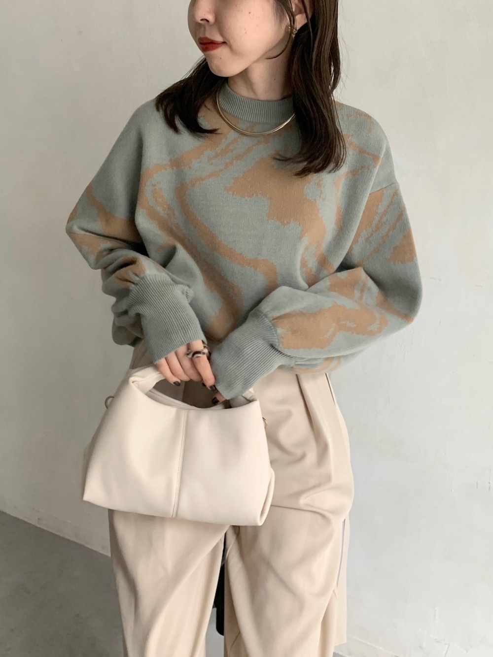 グリーン系のニット/セーター、ホワイト系のブーツ、ホワイト系のその他パンツを着用したレディースの秋コーディネートの3枚目の写真