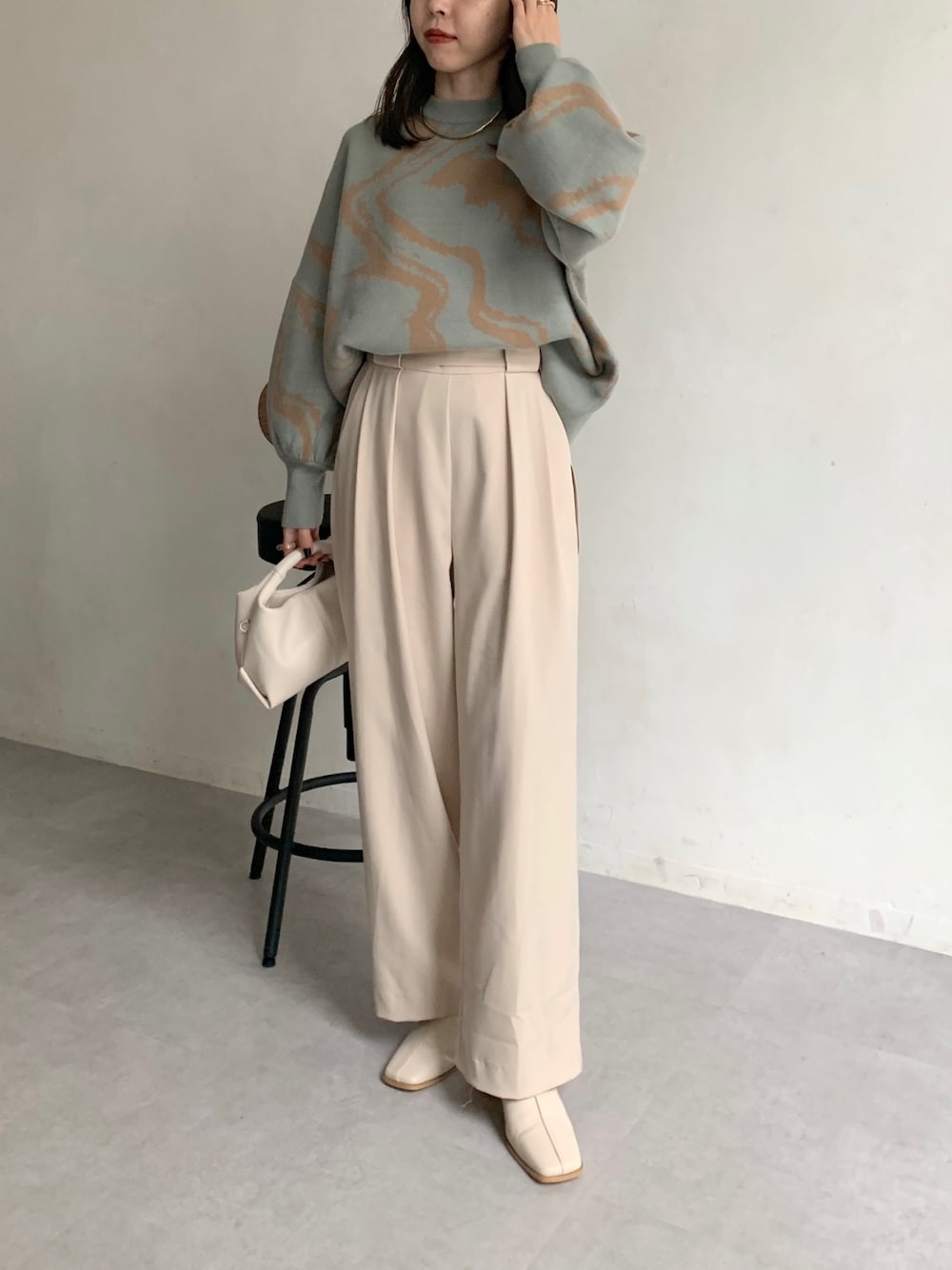 グリーン系のニット/セーター、ホワイト系のブーツ、ホワイト系のその他パンツを着用したレディースの秋コーディネートの2枚目の写真