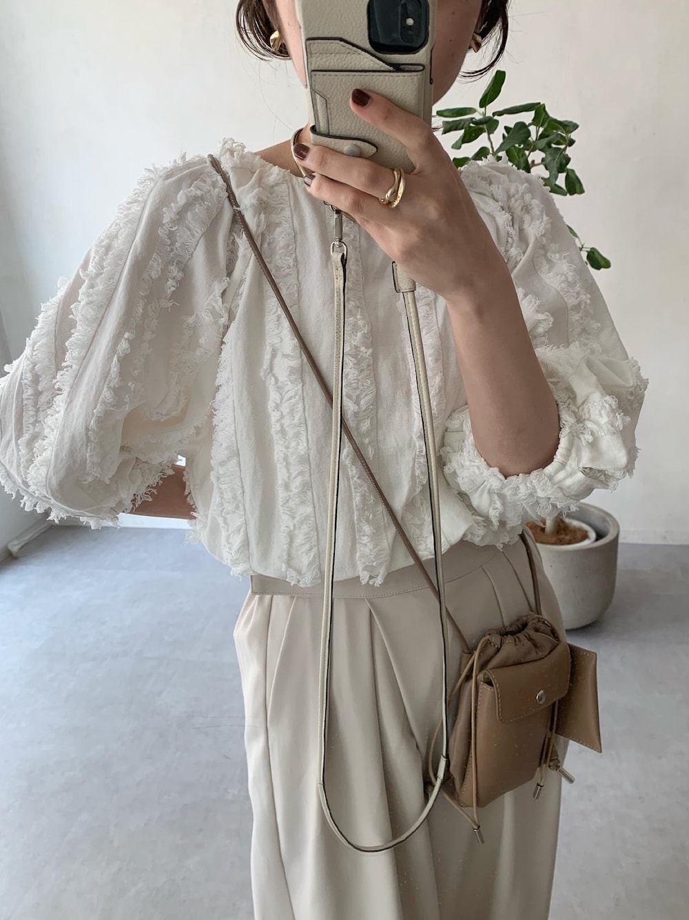 ホワイト系のシャツ/ブラウス、ホワイト系のその他パンツ、その他のその他を着用したレディースの夏コーディネートの3枚目の写真