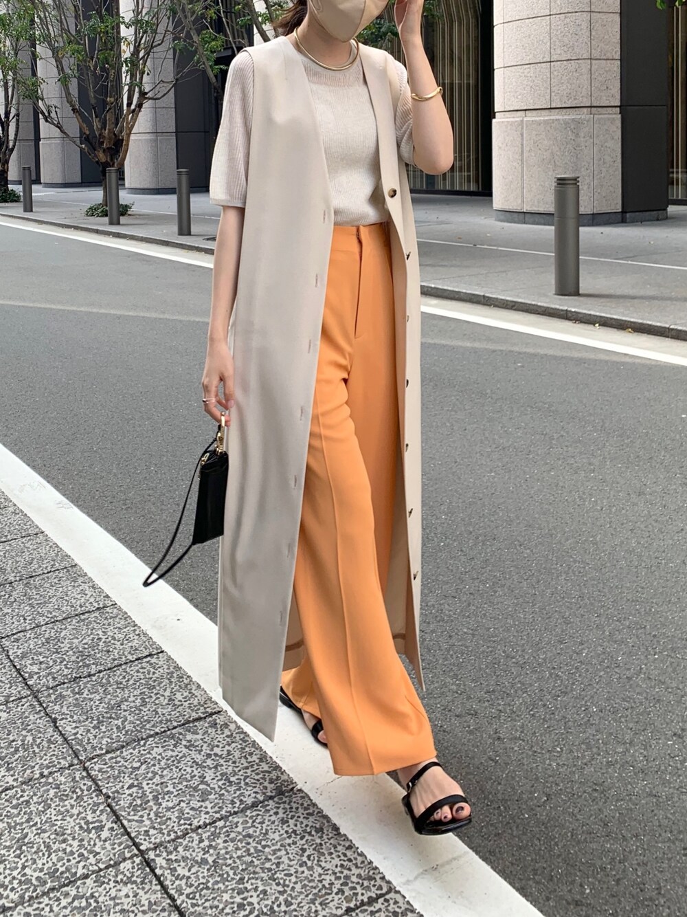 ホワイト系のニット/セーター、ホワイト系のワンピース、ブラック系のショルダーバッグを着用したレディースの春コーディネートの2枚目の写真