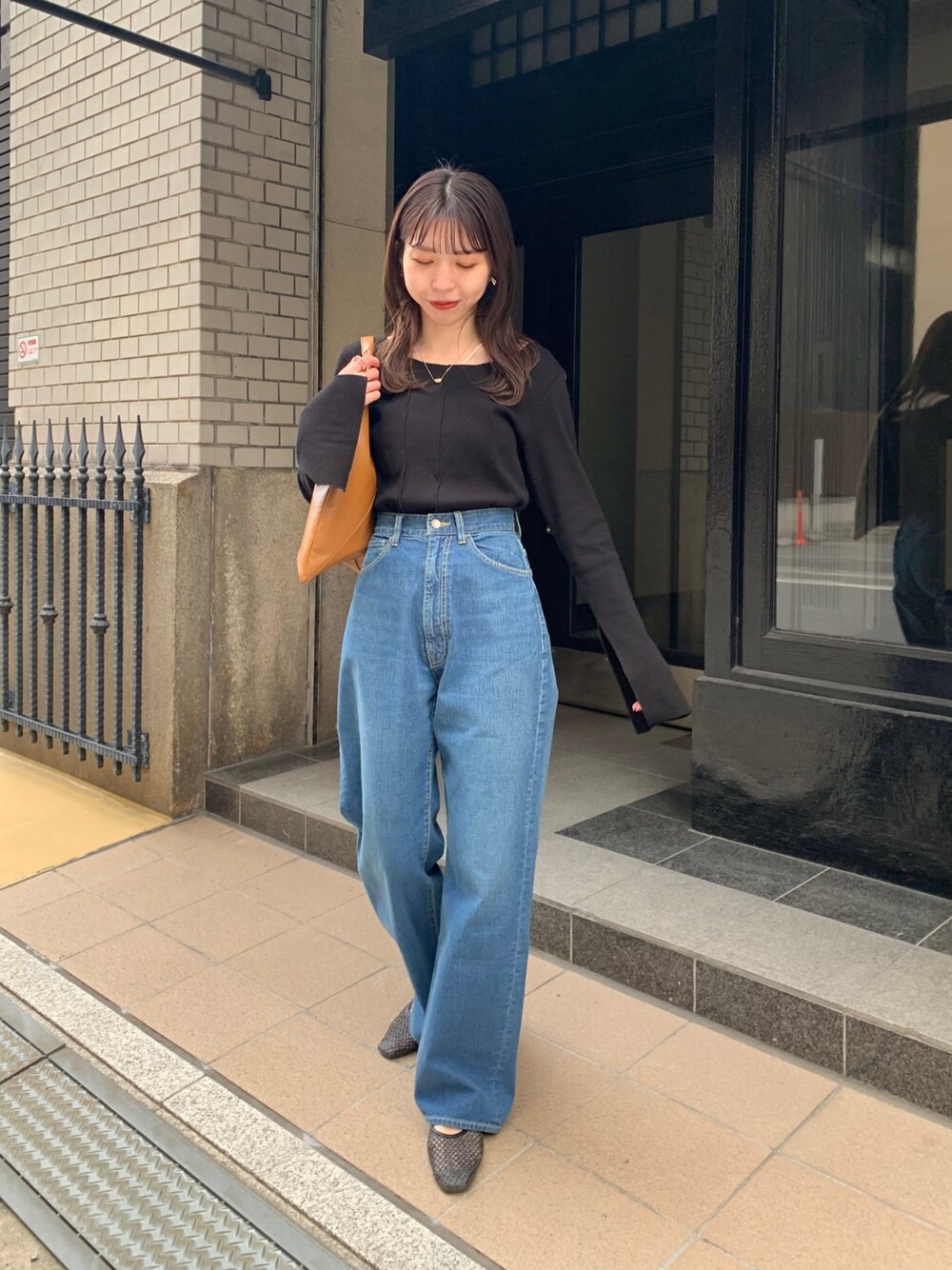 「デニム、春服デビュー宣言、トートバッグ、シンプルコーデ、きれいめカジュアル、春服みてみて、ロンT、フレアスリーブ、大人カジュアル、オトナ女子、休日スタイル」｜「EDITIONのアイテム（デニムパンツ、ブルー系）」を使った、mana_lemageさん（レディース・161cm）の春コーディネートの1枚目の写真