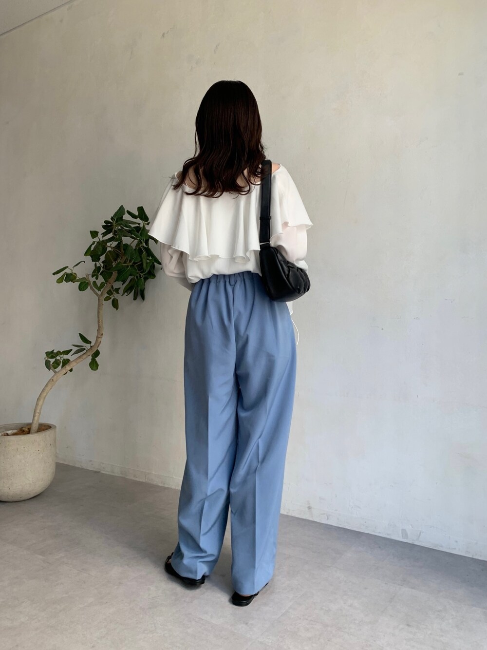 「フリル、ブルー、カラーパンツ、春服みてみて、休日スタイル、春コーデ、韓国ファッション、オトナ女子、大人カジュアル、フレアスリーブ、春カラー」｜「CAPRICIEUX LE'MAGEのWストラップキャミ（キャミソール、ホワイト系）」を使った、mana_lemageさん（レディース・161cm）の春コーディネートの2枚目の写真