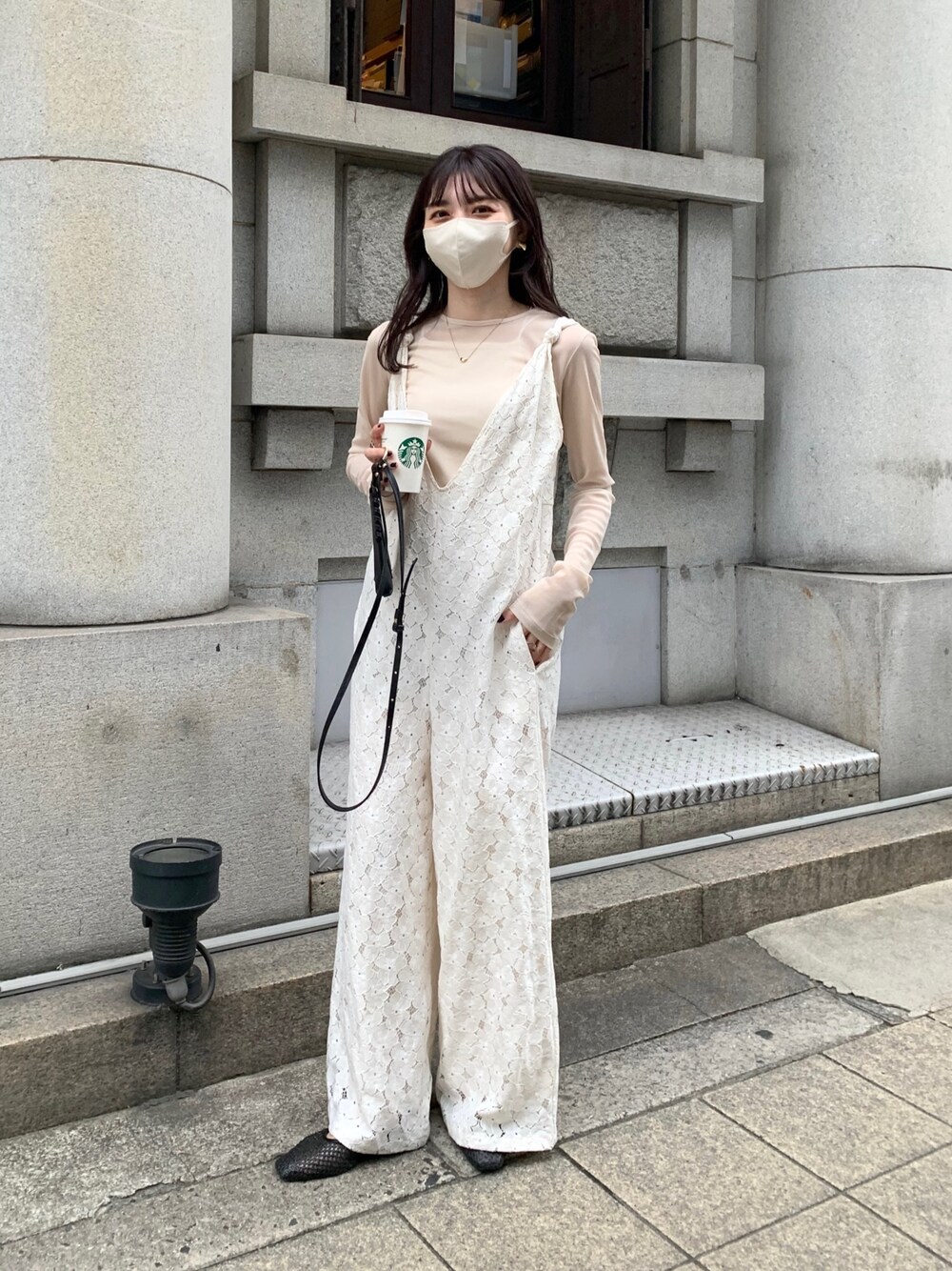 「コンビネゾン、サロペット、レイヤードスタイル、シースルー、シンプルコーデ、淡色コーデ、リラックススタイル、オトナ女子、大人カジュアル、休日スタイル」｜「CAPRICIEUX LE'MAGEの〈AgAwd/アガウド〉レースコンビネゾン（サロペット/オーバーオール、ホワイト系）」を使った、mana_lemageさん（レディース・161cm）の冬コーディネートの1枚目の写真
