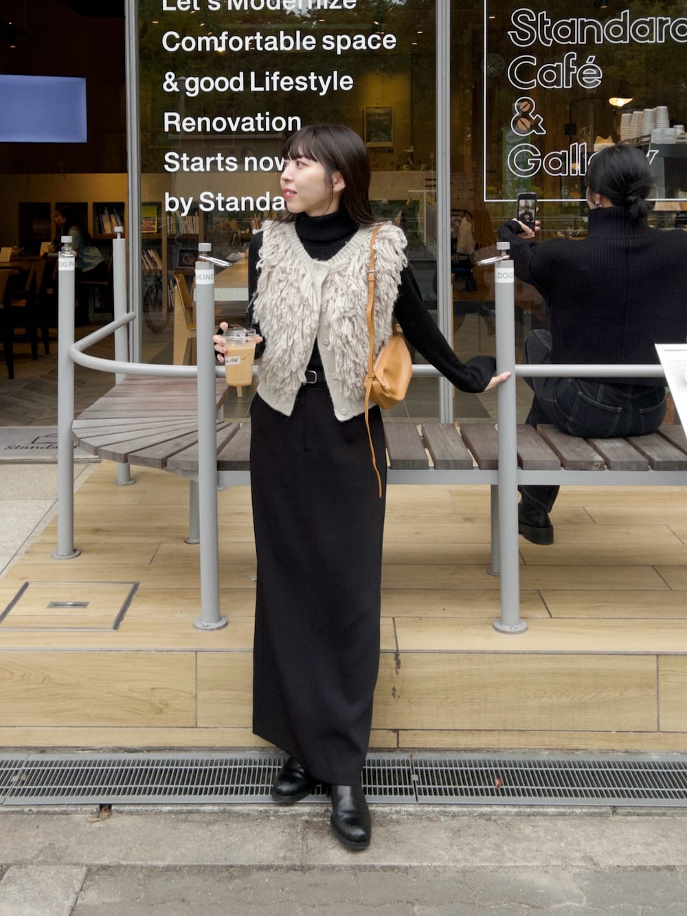 「タートルネック、冬コーデ、きれいめカジュアル、お出かけコーデ、ニット、ベスト、タイトスカート、フリンジ、オトナ女子、レイヤードスタイル、クリスマスに着たい服」｜「CAPRICIEUX LE'MAGEのマキシIラインスカート（スカート、ブラック系）」を使った、mana_lemageさん（レディース・161cm）の秋コーディネートの1枚目の写真