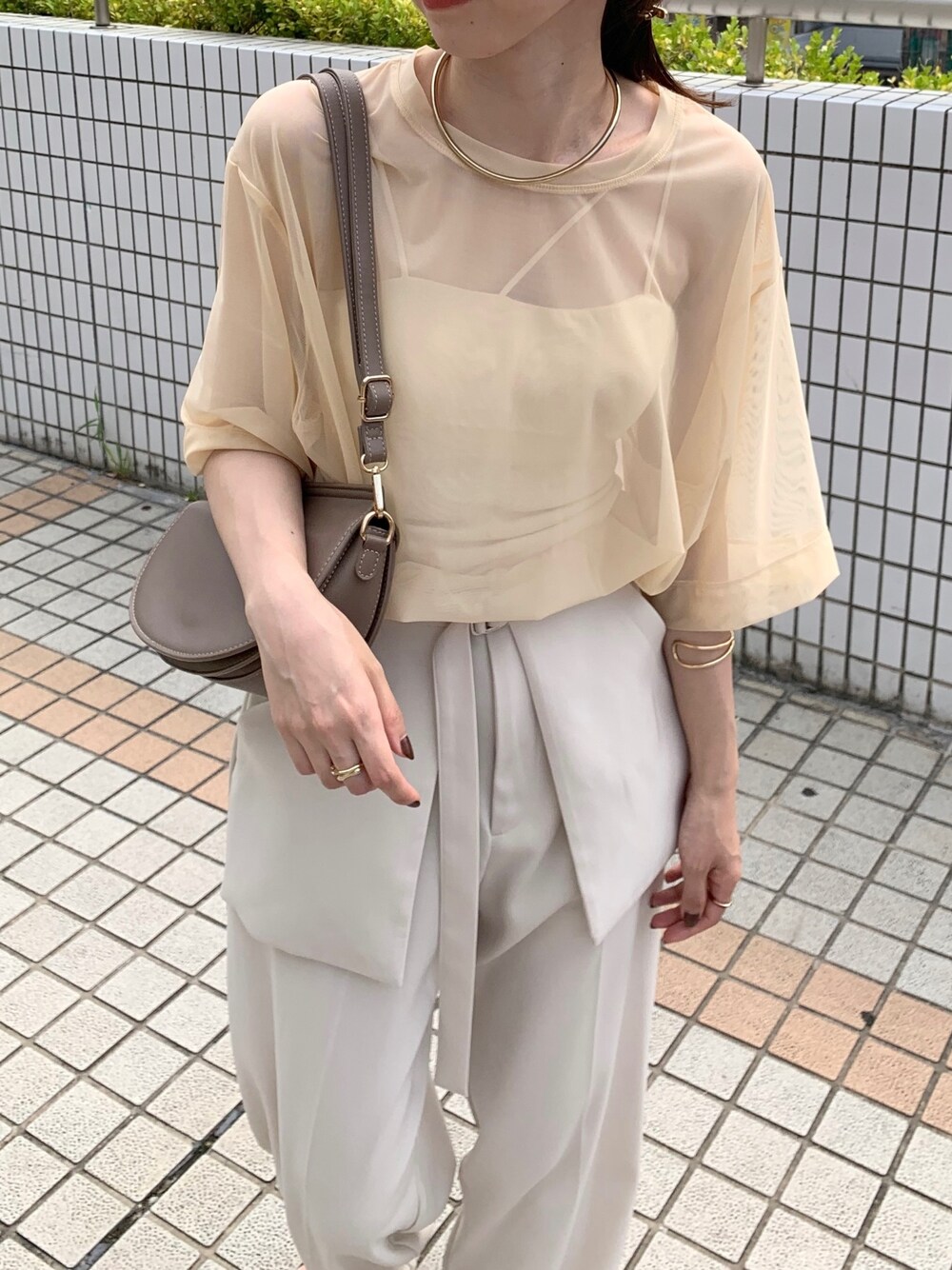 ベージュ系のTシャツ/カットソー、ホワイト系のその他パンツ、その他のその他を着用したレディースの夏コーディネートの3枚目の写真