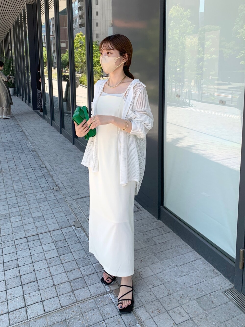 ホワイト系のワンピース、グリーン系のボディバッグ/ウエストポーチ、ホワイト系のシャツ/ブラウスを着用したレディースの夏コーディネートの1枚目の写真