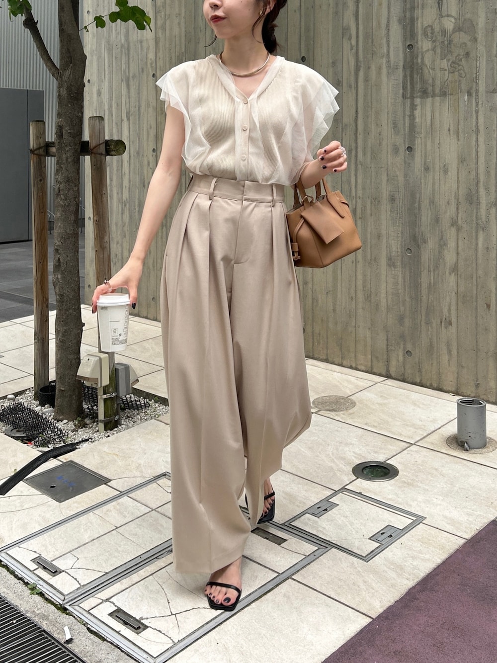 ベージュ系のニット/セーター、ベージュ系のその他パンツ、ブラック系のサンダルを着用したレディースの春コーディネートの2枚目の写真