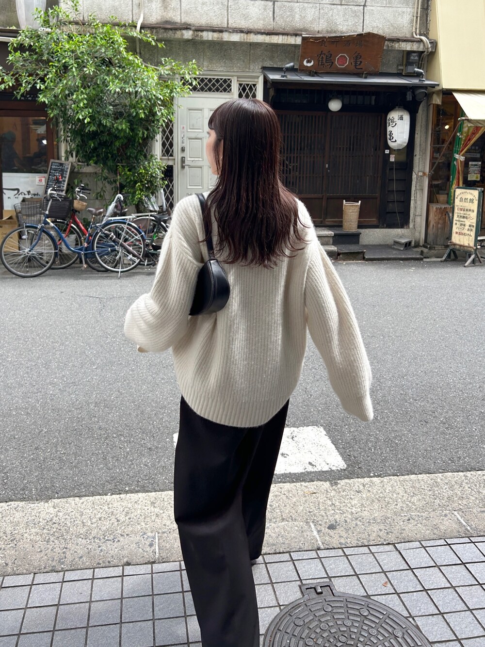 「スニーカー、秋コーデ、お出かけコーデ、シンプルコーデ、休日スタイル、モノトーン、ニット、ワイドパンツ、オトナ女子、大人カジュアル、ゆるコーデ」｜「CAPRICIEUX LE'MAGEのラクーンMIXプルオーバー（ニット/セーター、ホワイト系）」を使った、mana_lemageさん（レディース・161cm）の秋コーディネートの2枚目の写真