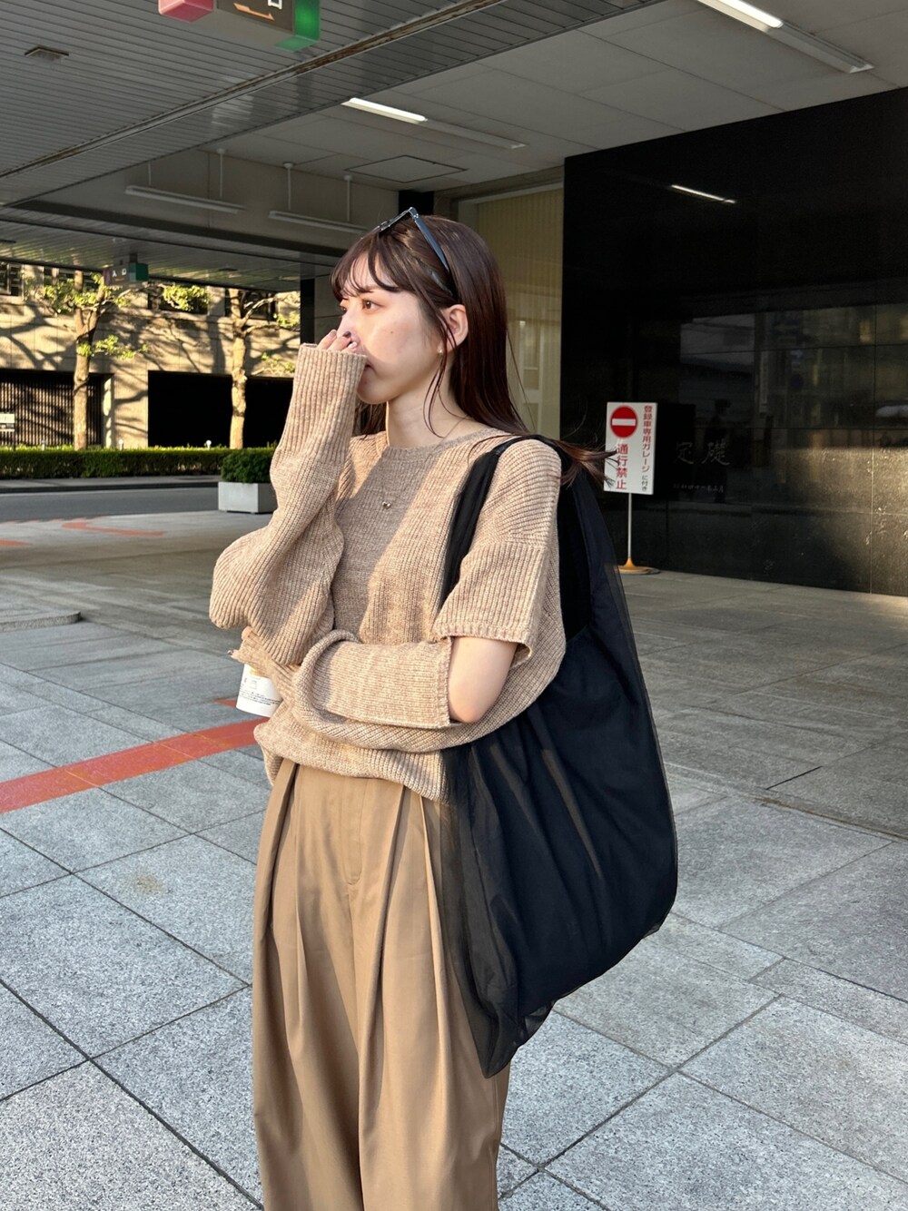 「ファッションを楽しもう、淡色コーデ、ブーツ、ビッグシルエット、お出かけコーデ、スリット、ワイドパンツ、ニット、ベージュ、オトナ女子、大人カジュアル」｜「CAPRICIEUX LE'MAGEのホールスリーブニット（ニット/セーター、ベージュ系）」を使った、mana_lemageさん（レディース・161cm）の秋コーディネートの3枚目の写真