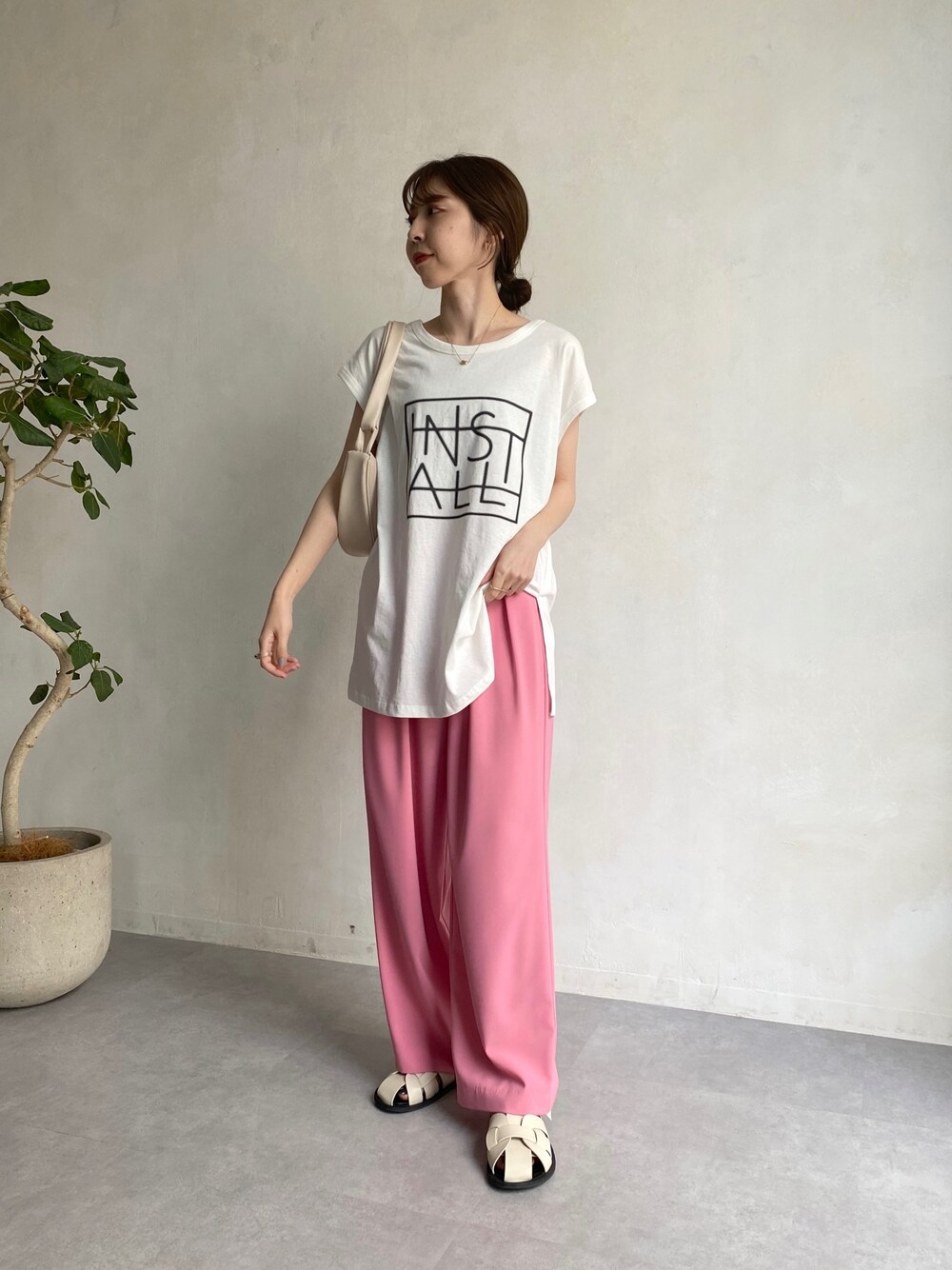 ホワイト系のTシャツ/カットソー、ピンク系のその他パンツ、ホワイト系のサンダルを着用したレディースの春コーディネートの2枚目の写真