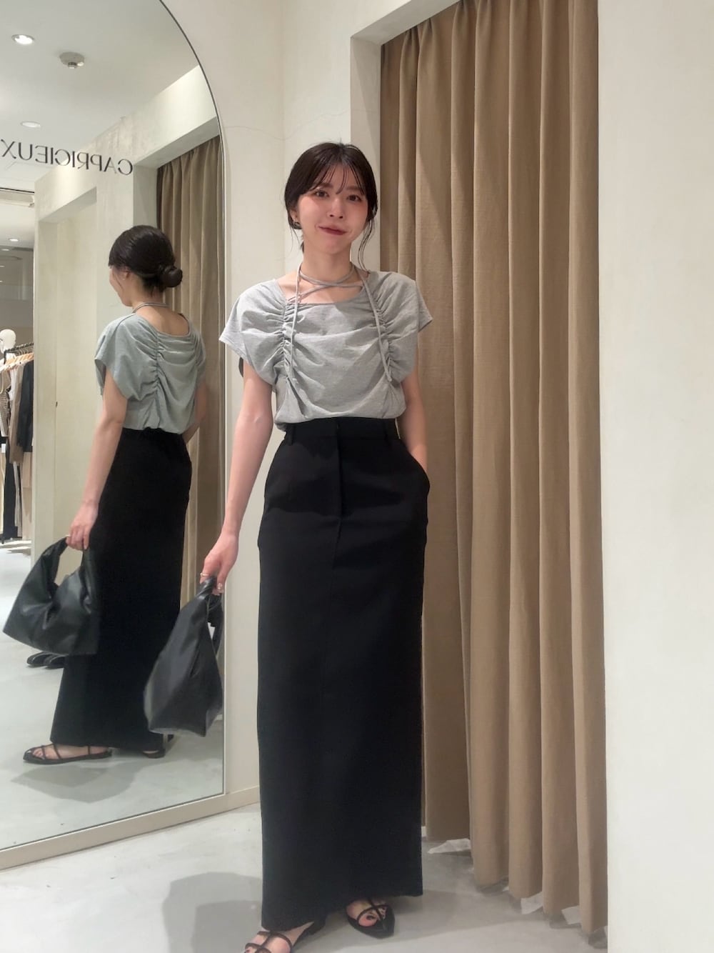 「韓国ファッション、Tシャツ、春夏コーデ、シンプルコーデ、きれいめカジュアル、休日スタイル、チョーカー、お出かけコーデ、マキシスカート、タイトスカート、雨の日コーデ、モノトーン、大人カジュアル」｜「CAPRICIEUX LE'MAGEのギャザーフレンチTシャツ（Tシャツ/カットソー、グレー系）」を使った、mana_lemageさん（レディース・161cm）の春コーディネートの1枚目の写真