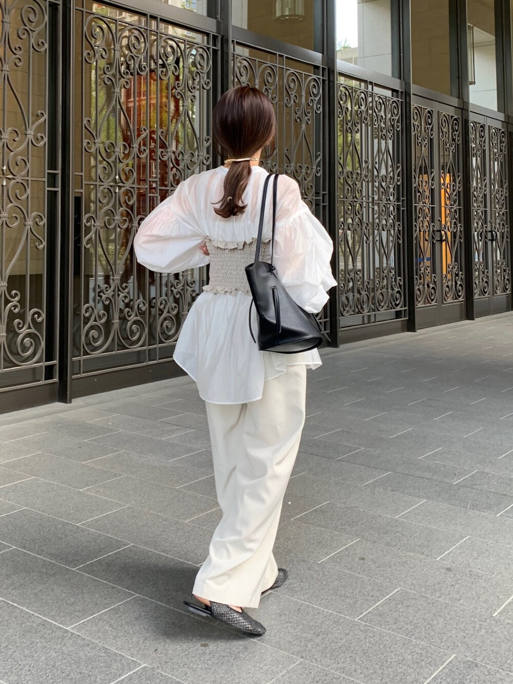 ホワイト系のシャツ/ブラウス、ベージュ系のその他トップス、ホワイト系のその他パンツを着用したレディースの春コーディネートの2枚目の写真