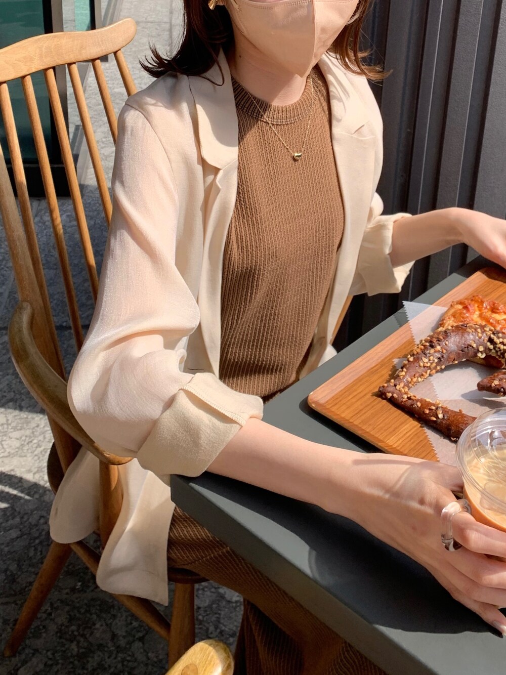 ベージュ系のテーラードジャケット、ブラウン系のワンピース、ブラック系のその他シューズを着用したレディースの春コーディネートの4枚目の写真