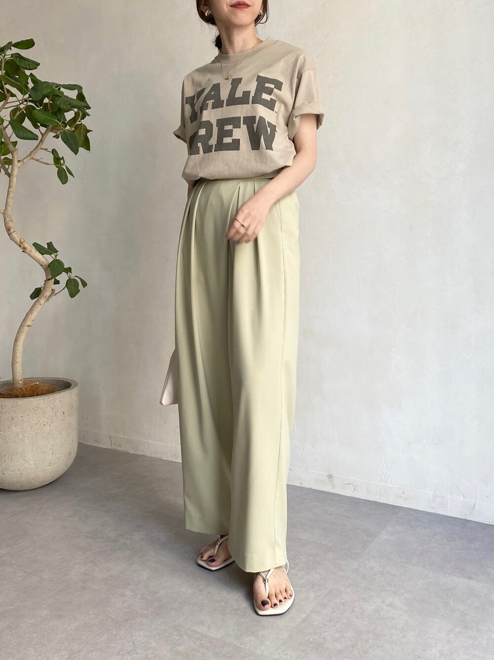 ベージュ系のTシャツ/カットソー、グリーン系のその他パンツ、ホワイト系のその他シューズを着用したレディースの春コーディネートの2枚目の写真