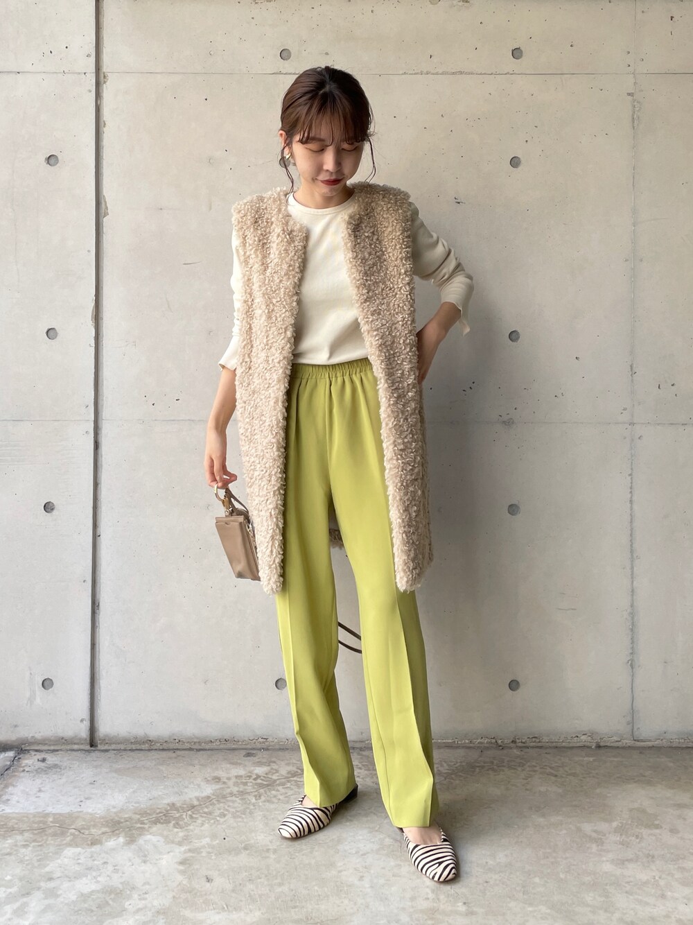 「カラーパンツ、ベージュ、ベスト、レイヤードスタイル、ロンT、休日スタイル、きれいめカジュアル、ストレートパンツ、淡色コーデ、オトナカジュアル、秋コーデ、リブT」｜「CAPRICIEUX LE'MAGEの〈WEB限定〉プードルベスト（ベスト、ベージュ系）」を使った、mana_lemageさん（レディース・161cm）の秋コーディネートの1枚目の写真