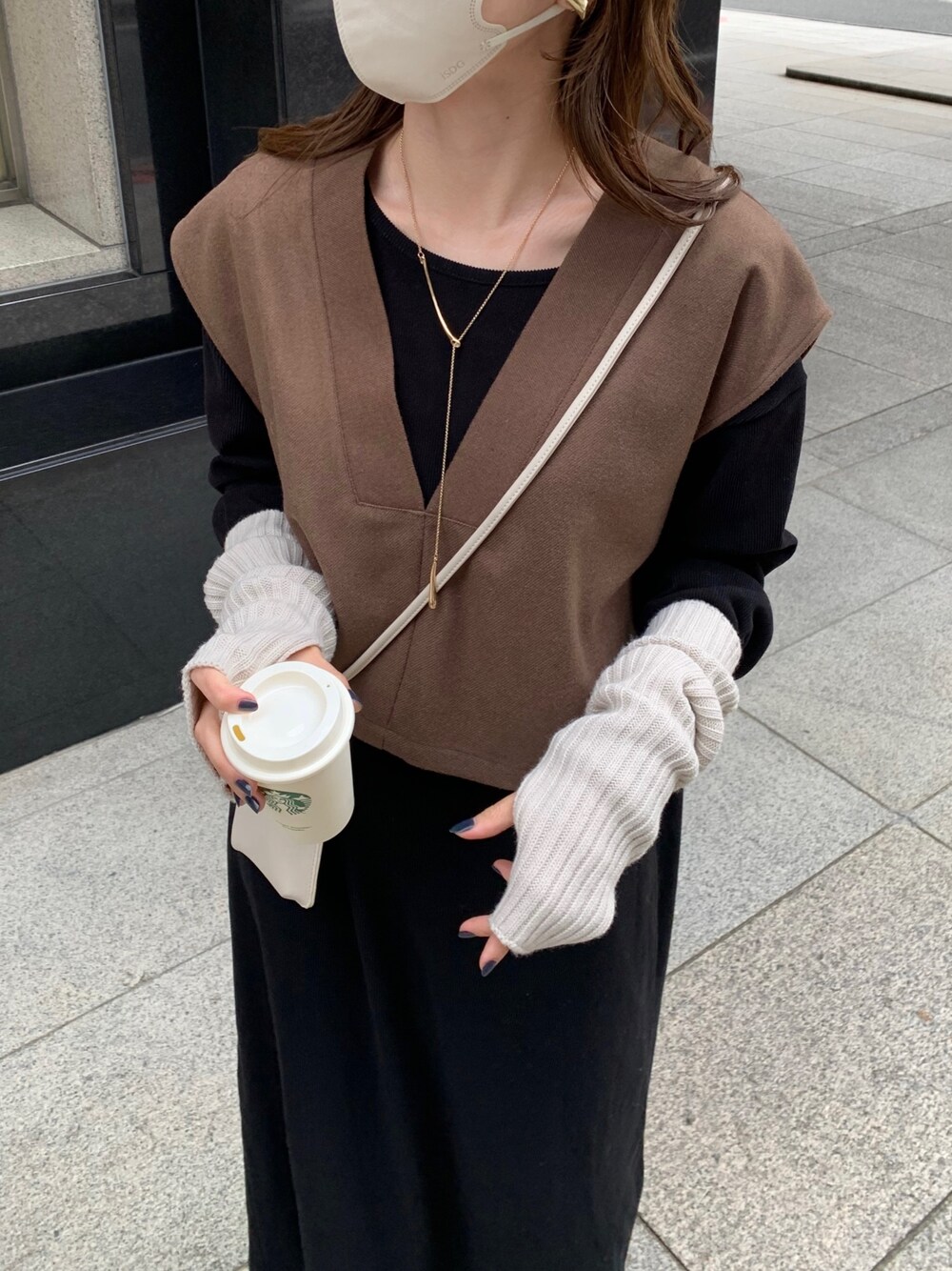 「冬コーデ、スクエアトゥ、モード、レイヤードスタイル、ロングワンピース、ベスト、大人カジュアル、オトナ女子、シンプルスタイル、福袋、休日スタイル、スマホショルダー」｜「CAPRICIEUX LE'MAGEの【2023福袋】LE'MAGE-A リブワンピセット（福袋/福箱、ブラック系）」を使った、mana_lemageさん（レディース・161cm）の秋コーディネートの4枚目の写真