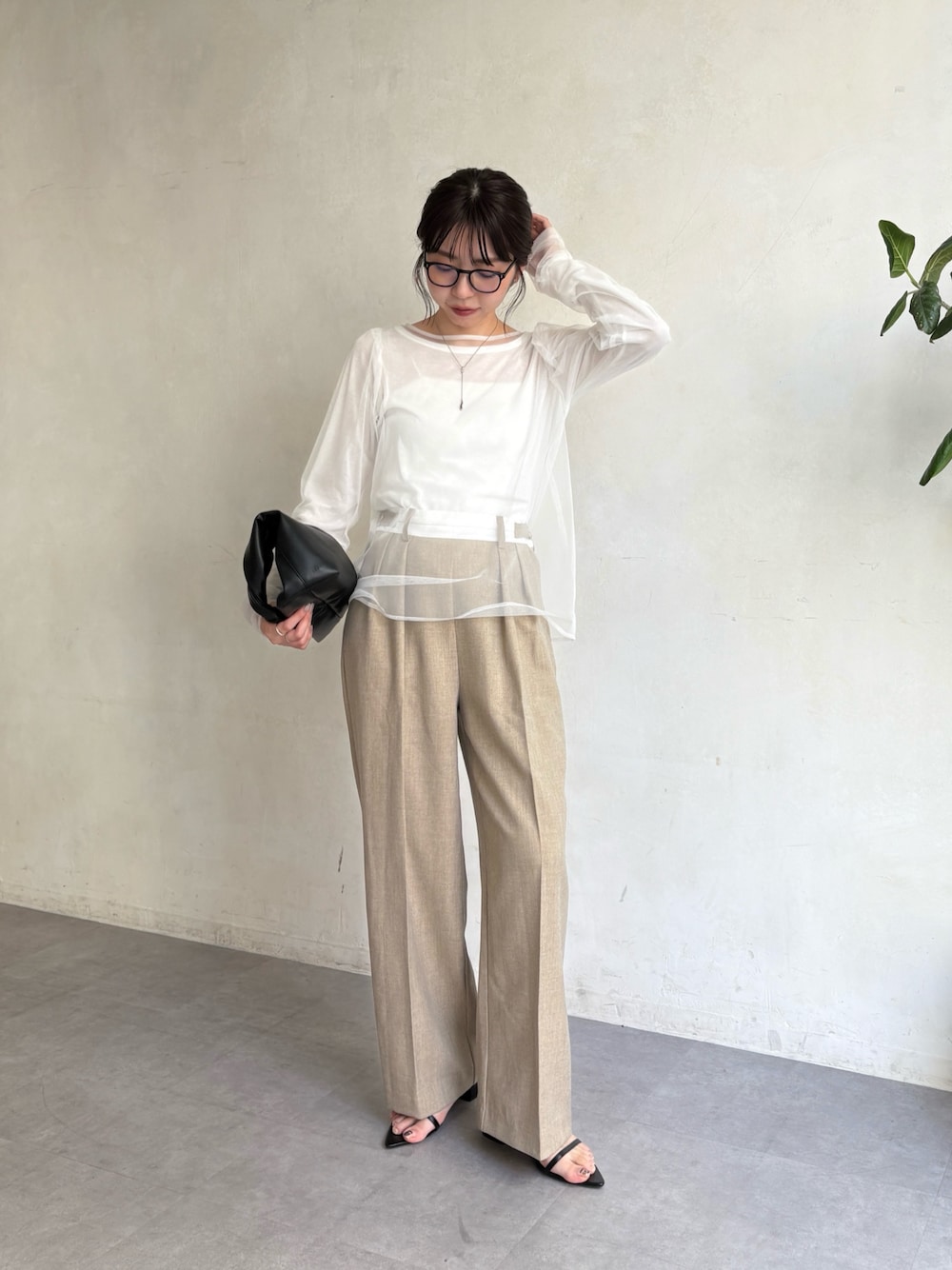 「休日スタイル、チュール、レイヤードスタイル、今日のコーデ、メガネ女子、シンプルコーデ、淡色コーデ、春色、きれいめカジュアル、大人カジュアル、オトナ女子」｜「CAPRICIEUX LE'MAGEの2SETチュールロンT（Tシャツ/カットソー、ホワイト系）」を使った、mana_lemageさん（レディース・161cm）の春コーディネートの1枚目の写真