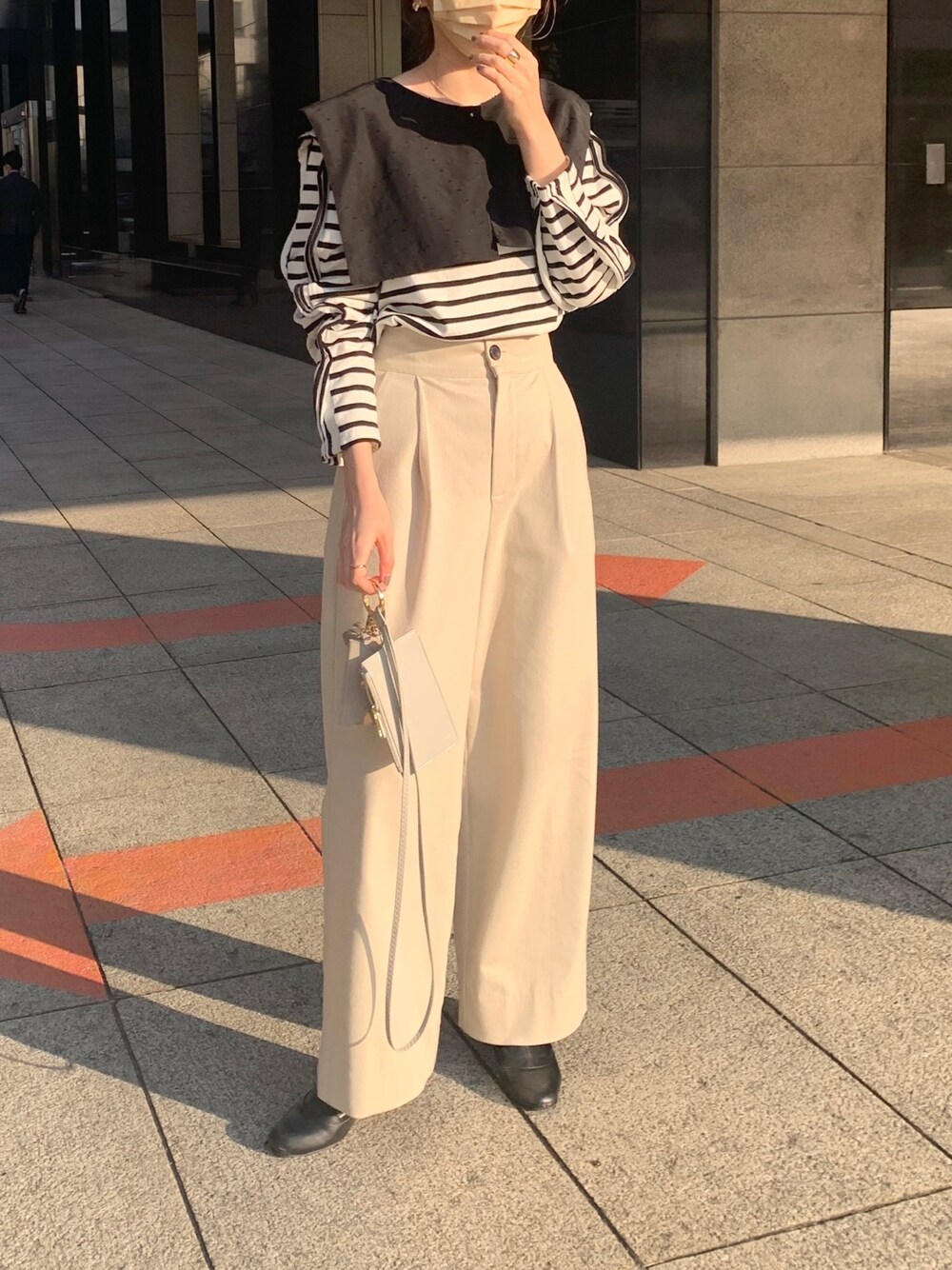 ブラック系のシャツ/ブラウス、ブラック系のTシャツ/カットソー、ベージュ系のショルダーバッグを着用したレディースの冬コーディネートの3枚目の写真