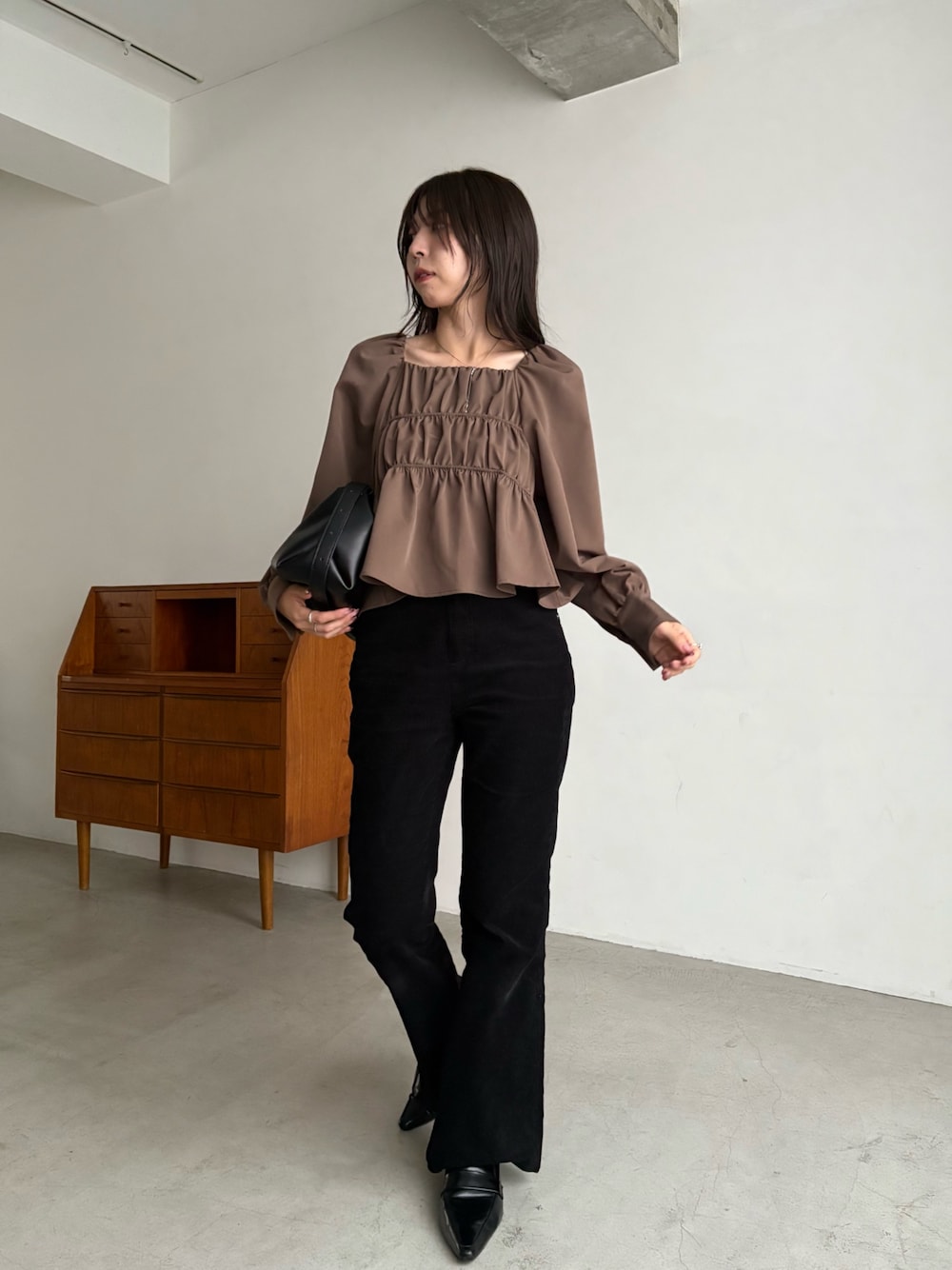 ブラック系のその他パンツ、ブラウン系のシャツ/ブラウス、ブラック系のショルダーバッグを着用したレディースの秋コーディネートの1枚目の写真