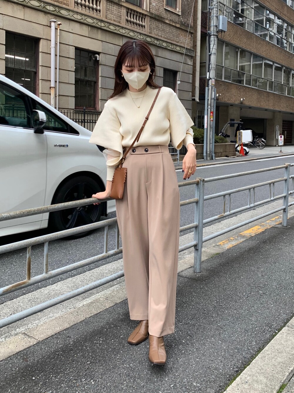 「クリスマスに着たい服、レイヤードスタイル、マイベストコーデ2022、休日スタイル、きれいめカジュアル、ニット、冬コーデ、ベージュ、淡色コーデ、オトナ女子、大人カジュアル」｜「CAPRICIEUX LE'MAGEの袖スリットシアーレイヤードプルオーバー（ニット/セーター、ホワイト系）」を使った、mana_lemageさん（レディース・161cm）の冬コーディネートの2枚目の写真