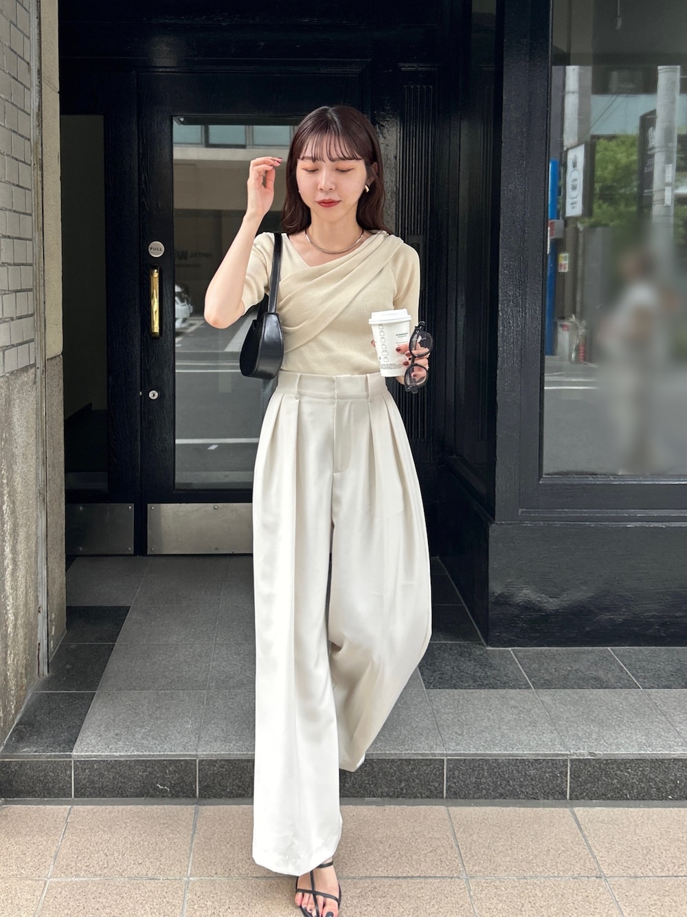「お出かけコーデ、きれいめカジュアル、夏コーデ、休日スタイル、淡色コーデ、ワントーンコーデ、アシメ、ワイドパンツ、オトナ女子、大人カジュアル」｜「CAPRICIEUX LE'MAGEのアシメVネックニット（Tシャツ/カットソー、ベージュ系）」を使った、mana_lemageさん（レディース・161cm）の夏コーディネートの1枚目の写真