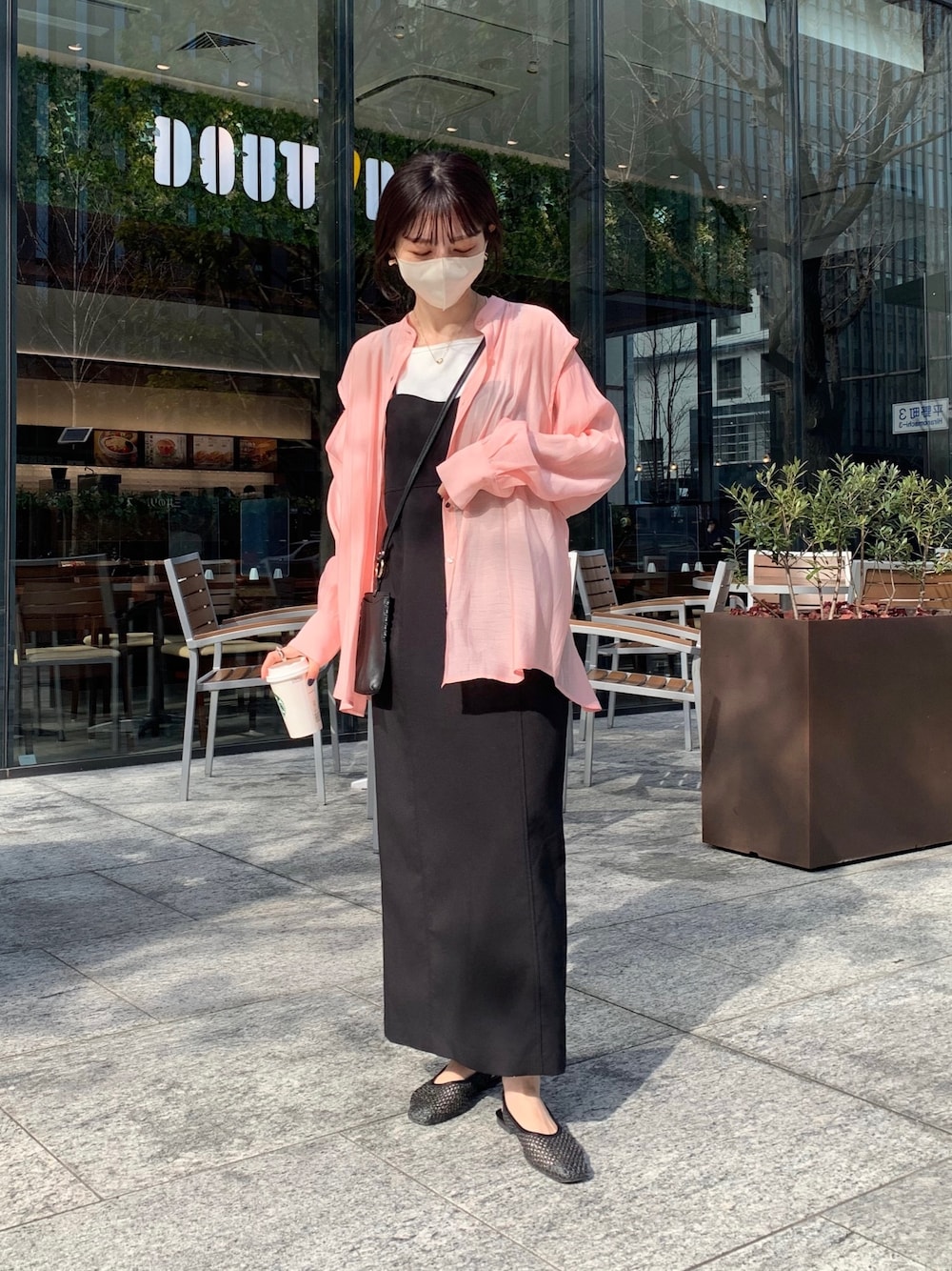 「ほめられ本命コーデ、ビビッドカラー、春色、レイヤードスタイル、キャミワンピ、ピンク、カラーコーデ、オトナ女子、大人カジュアル、休日スタイル、カラーシャツ」｜「CAPRICIEUX LE'MAGEのビスチェ風キャミワンピース（ワンピース、ブラック系）」を使った、mana_lemageさん（レディース・161cm）の冬コーディネートの2枚目の写真