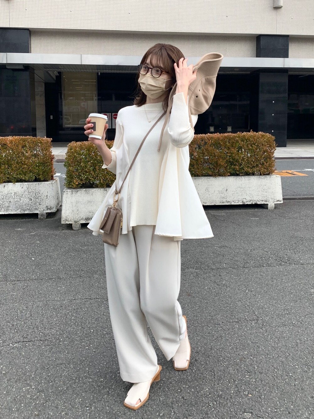 「デザイントップス、フレア、ニット、淡色コーデ、メガネ女子、シンプルコーデ、ホワイトコーデ、ワントーンコーデ、大人カジュアル、きれいめカジュアル、春コーデ」｜「CAPRICIEUX LE'MAGEのドッキングフレアリブプルオーバー（ニット/セーター、ホワイト系）」を使った、mana_lemageさん（レディース・161cm）の冬コーディネートの1枚目の写真