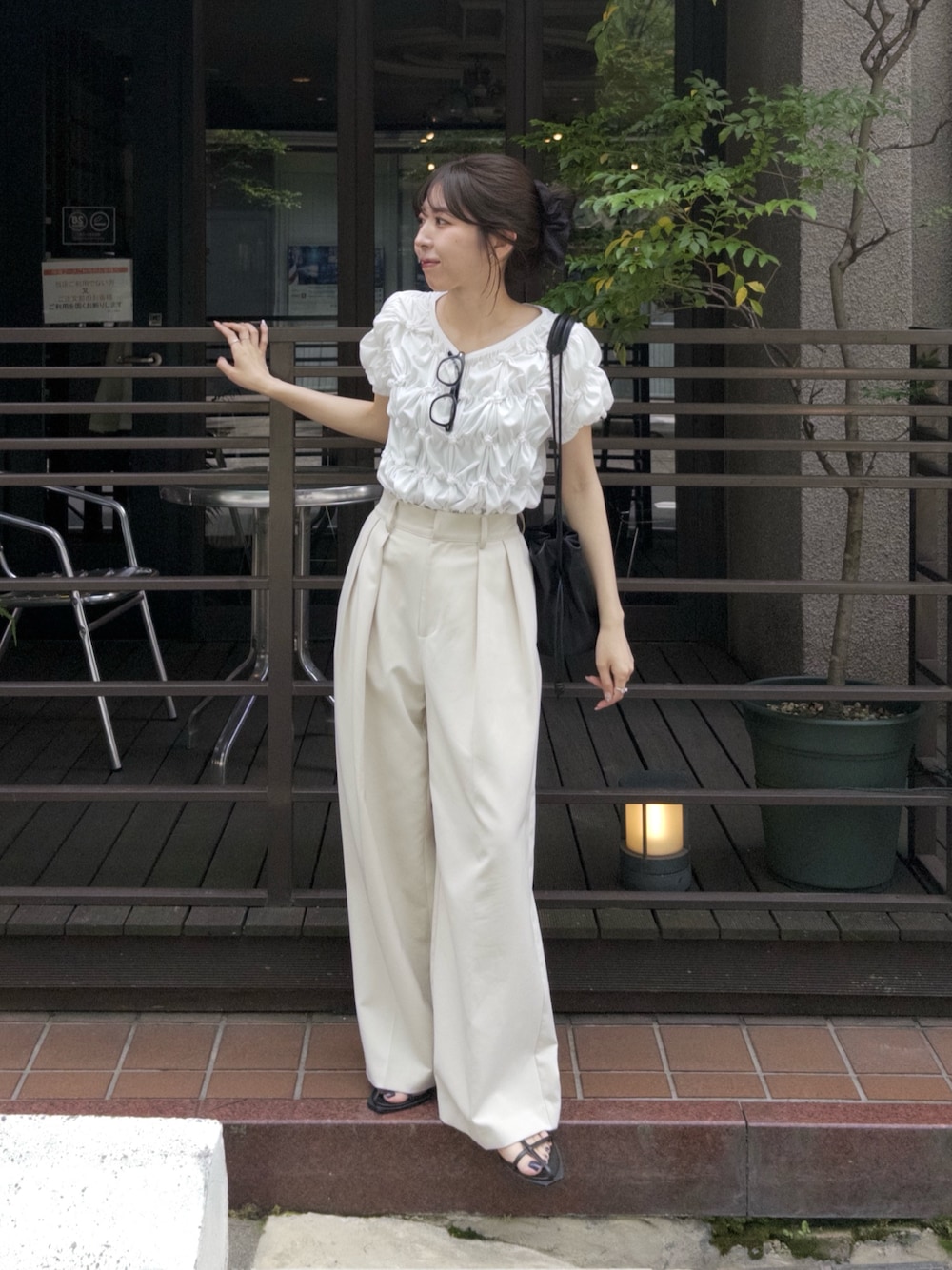 「サンダル、白Tシャツ、夏コーデ、韓国ファッション、ワントーンコーデ、シャーリング、ワイドパンツ、ホワイトコーデ、大人カジュアル、きれいめカジュアル、淡色コーデ、お出かけコーデ」｜「CAPRICIEUX LE'MAGEの【WEB限定カラー/ブラウン登場！】シャーリングホイップTシャツ（Tシャツ/カットソー、ホワイト系）」を使った、mana_lemageさん（レディース・161cm）の夏コーディネートの1枚目の写真