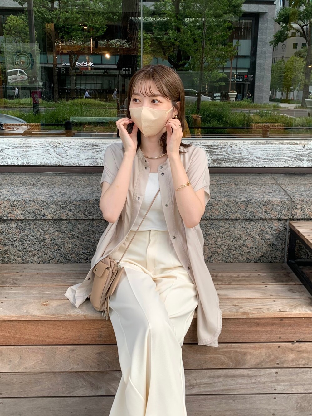 ベージュ系のシャツ/ブラウス、ホワイト系のその他パンツ、その他のその他を着用したレディースの夏コーディネートの3枚目の写真