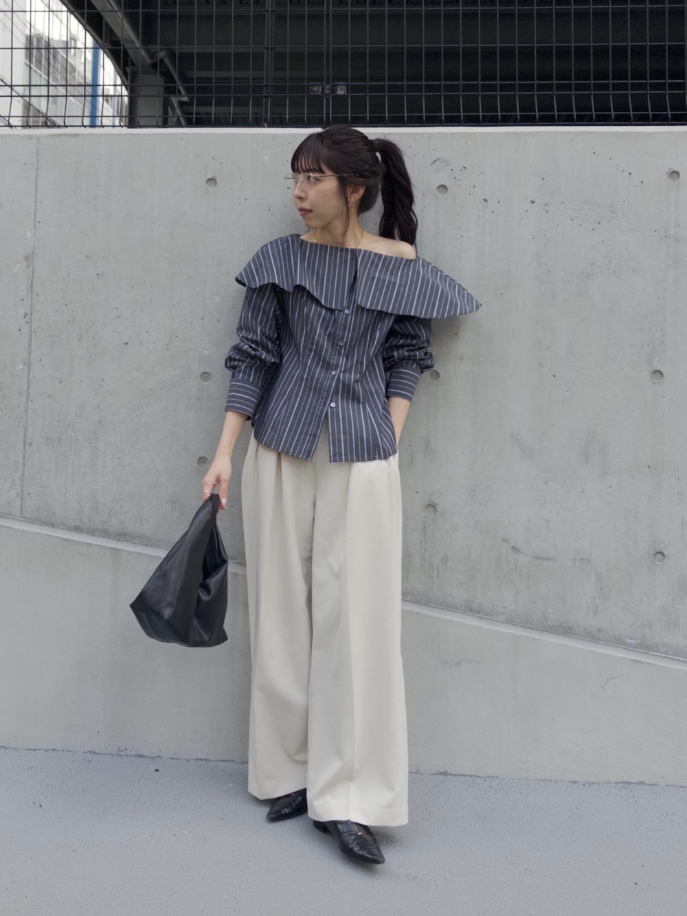 「春コーデ、シャツスタイル、フリルトップス、フリルブラウス、大人カジュアル、きれいめカジュアル、ワイドパンツ、韓国ファッション、ストライプ、オトナ女子」｜「CAPRICIEUX LE'MAGEのBIG襟ボートネックシャツ（シャツ/ブラウス、グレー系）」を使った、mana_lemageさん（レディース・161cm）の春コーディネートの1枚目の写真