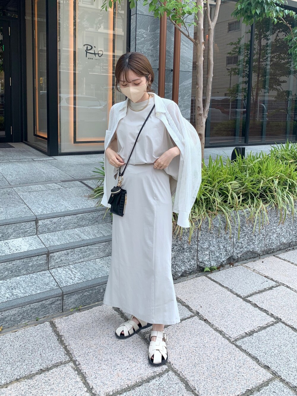 ホワイト系のシャツ/ブラウス、ブラック系のショルダーバッグ、ベージュ系のワンピースを着用したレディースの夏コーディネートの1枚目の写真