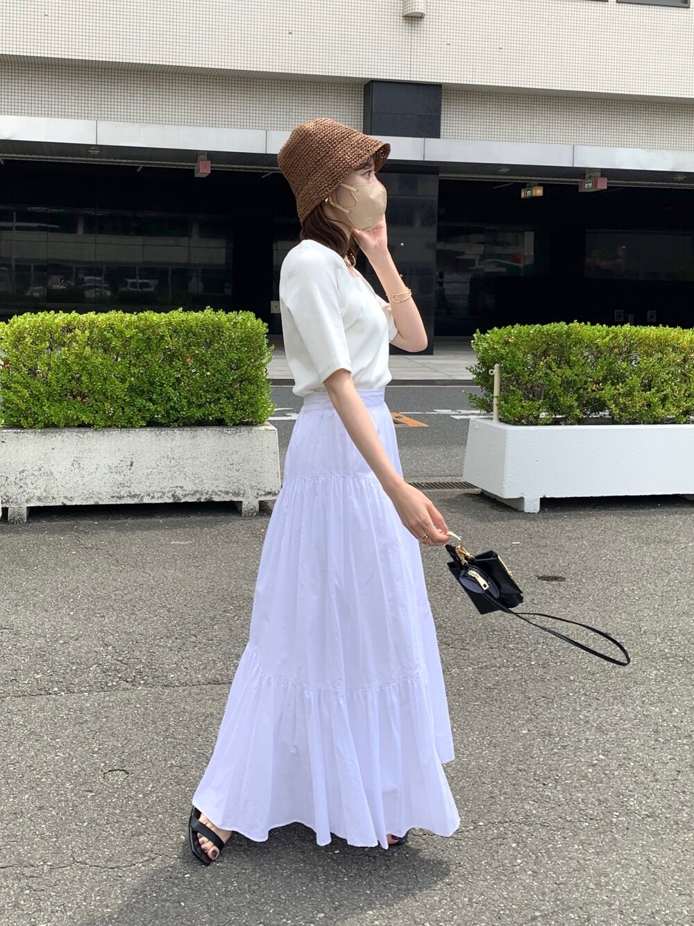 「タックイン、モノトーン、リブT、ギャザースカート、ホワイト、オールホワイト、夏コーデ、シンプルコーデ、オトナ女子、淡色コーデ、休日スタイル、ワントーンコーデ、バケットハット」｜「CAPRICIEUX LE'MAGEのボレロレイヤード風リブTシャツ（Tシャツ/カットソー、ホワイト系）」を使った、mana_lemageさん（レディース・161cm）の春コーディネートの2枚目の写真