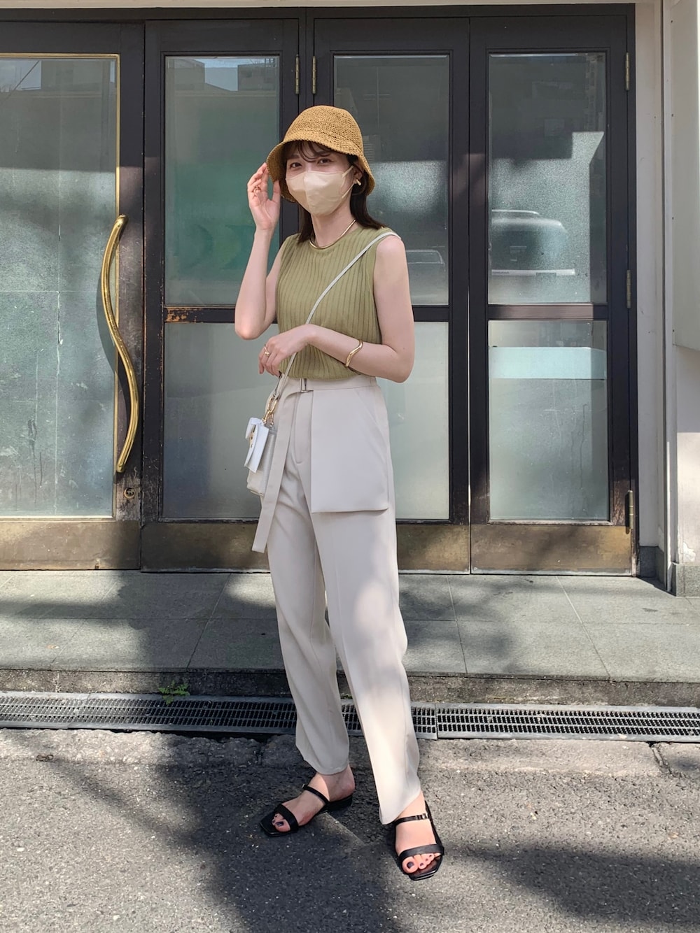 「タンクトップ、ノースリーブ、ピスタチオ、レイヤードスタイル、淡色コーデ、休日スタイル、カラー×コーデ、タックイン、オトナ女子、オトナカジュアル、帽子」｜「CAPRICIEUX LE'MAGEのタンクSETシアータンク（ニット/セーター、グリーン系）」を使った、mana_lemageさん（レディース・161cm）の春コーディネートの2枚目の写真