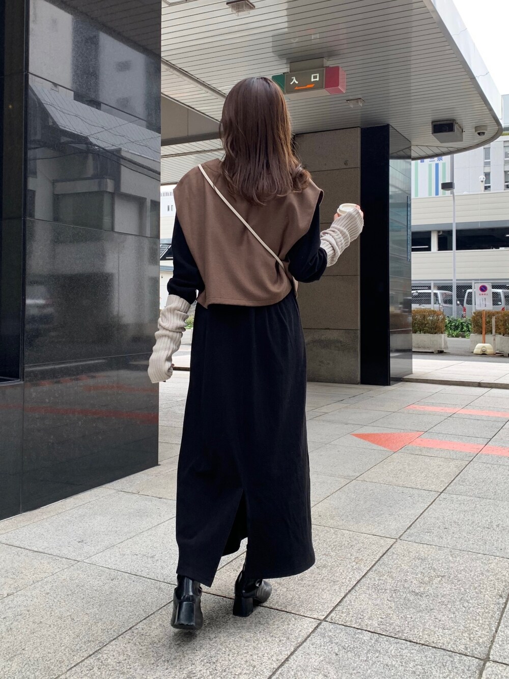 「冬コーデ、スクエアトゥ、モード、レイヤードスタイル、ロングワンピース、ベスト、大人カジュアル、オトナ女子、シンプルスタイル、福袋、休日スタイル、スマホショルダー」｜「CAPRICIEUX LE'MAGEの【2023福袋】LE'MAGE-A リブワンピセット（福袋/福箱、ブラック系）」を使った、mana_lemageさん（レディース・161cm）の秋コーディネートの3枚目の写真