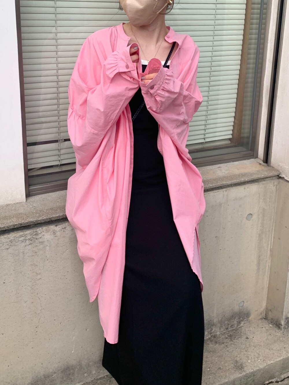 「ピンク、ピンクコーデ、キャミワンピ、レイヤードスタイル、シンプルコーデ、春コーデ、パステル映える春、シャツスタイル、大人カジュアル、韓国ファッション」｜「CAPRICIEUX LE'MAGEのヨークギャザーロングシャツ（シャツ/ブラウス、ピンク系）」を使った、mana_lemageさん（レディース・161cm）の春コーディネートの4枚目の写真