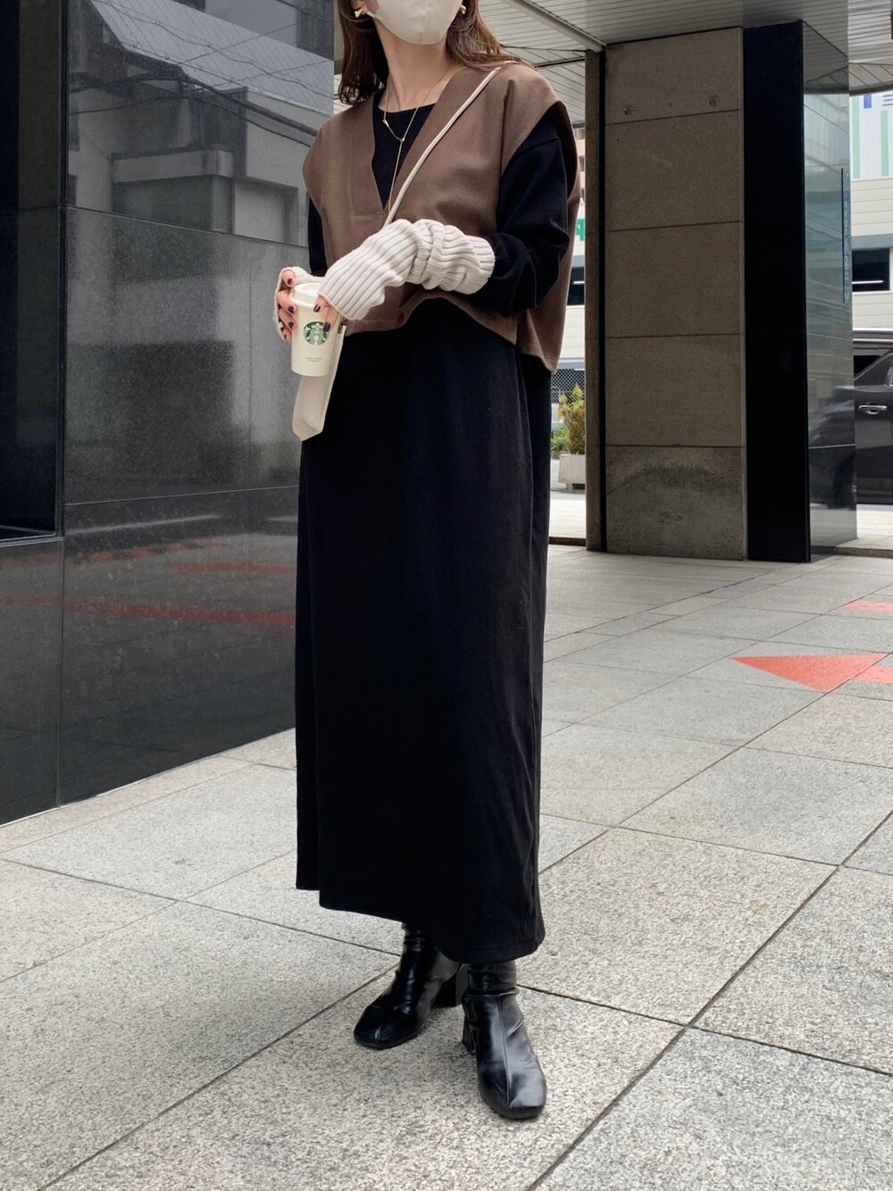 「冬コーデ、スクエアトゥ、モード、レイヤードスタイル、ロングワンピース、ベスト、大人カジュアル、オトナ女子、シンプルスタイル、福袋、休日スタイル、スマホショルダー」｜「CAPRICIEUX LE'MAGEの【2023福袋】LE'MAGE-A リブワンピセット（福袋/福箱、ブラック系）」を使った、mana_lemageさん（レディース・161cm）の秋コーディネートの2枚目の写真