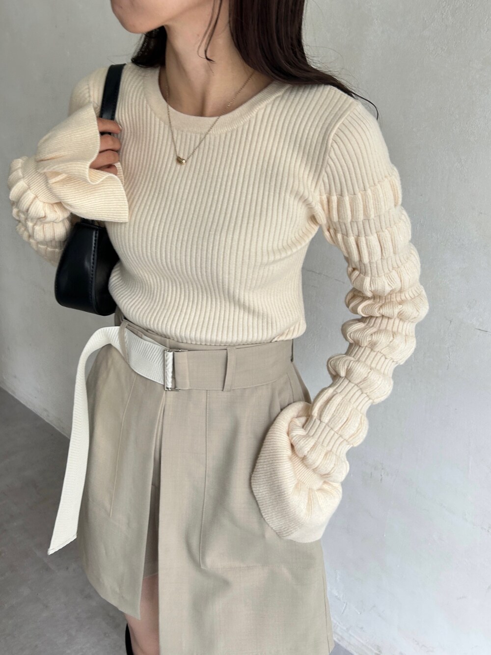 「レイヤードスタイル、休日スタイル、淡色コーデ、秋コーデ、ロングブーツ、ハーフパンツ、ニット、ワントーンコーデ、大人カジュアル、オトナ女子」｜「CAPRICIEUX LE'MAGEのプードルスリーブニット（ニット/セーター、ホワイト系）」を使った、mana_lemageさん（レディース・161cm）の秋コーディネートの2枚目の写真