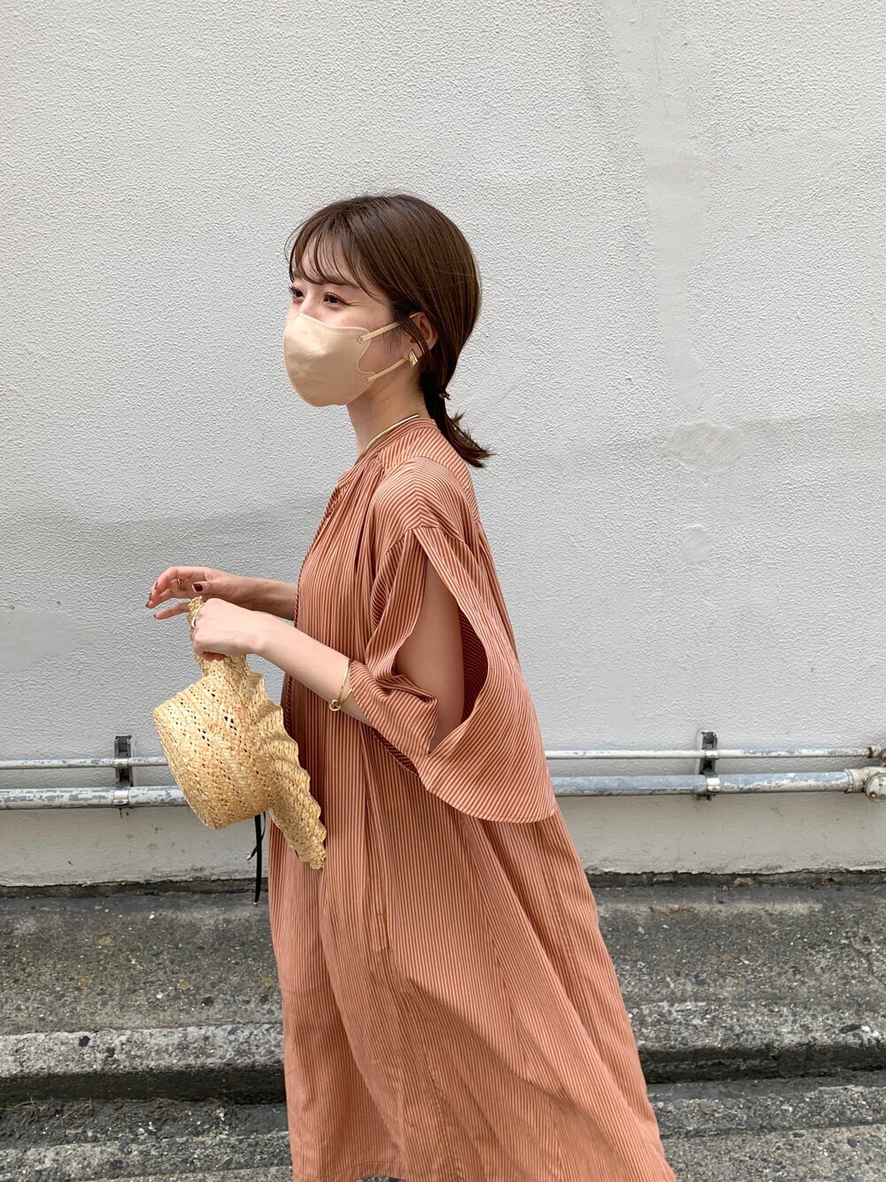 オレンジ系のワンピース、ベージュ系のハット、その他のその他を着用したレディースの夏コーディネートの3枚目の写真