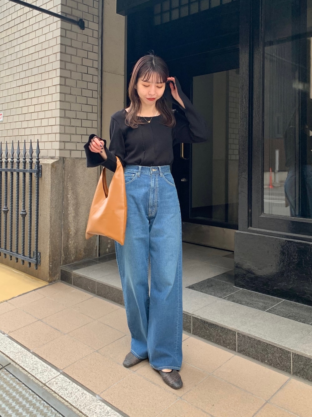 「デニム、春服デビュー宣言、トートバッグ、シンプルコーデ、きれいめカジュアル、春服みてみて、ロンT、フレアスリーブ、大人カジュアル、オトナ女子、休日スタイル」｜「EDITIONのアイテム（デニムパンツ、ブルー系）」を使った、mana_lemageさん（レディース・161cm）の春コーディネートの2枚目の写真