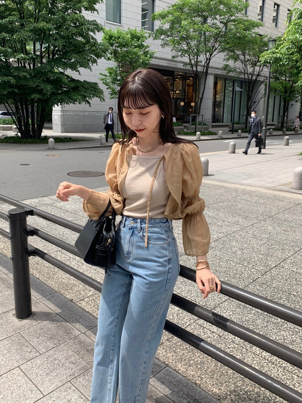「ボレロ、レイヤードスタイル、デニム、お出かけコーデ日記、春夏コーデ、初夏コーデ、休日スタイル、ストレートデニム、パフスリーブ、大人カジュアル、オトナ女子」｜「CAPRICIEUX LE'MAGEの【オケージョンアイテム】ボレロSETアシメワンピース（ワンピース、ベージュ系）」を使った、mana_lemageさん（レディース・161cm）の春コーディネートの3枚目の写真