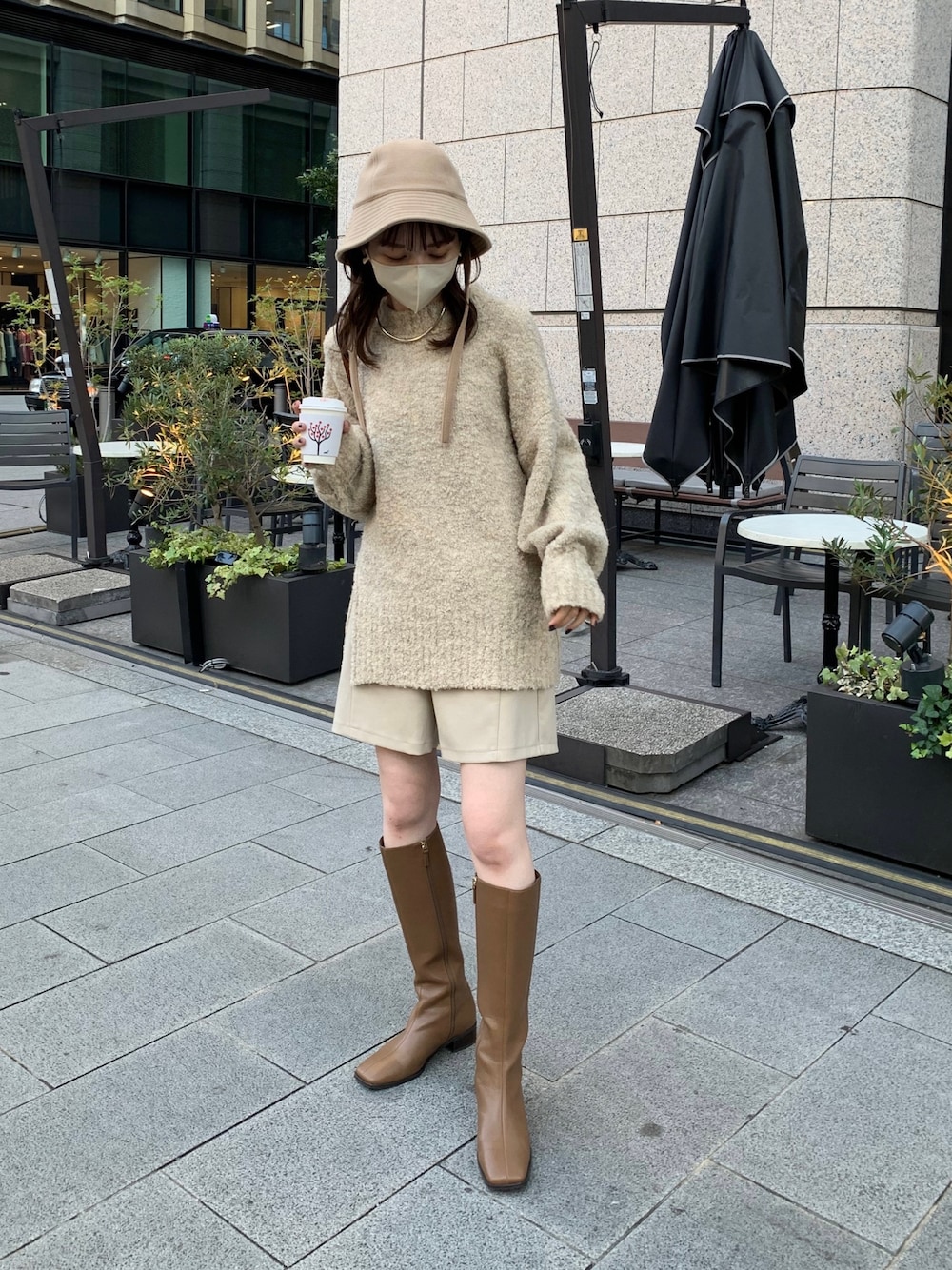 ホワイト系のその他パンツ、ベージュ系のニット/セーター、ブラウン系のブーツを着用したレディースの秋コーディネートの1枚目の写真