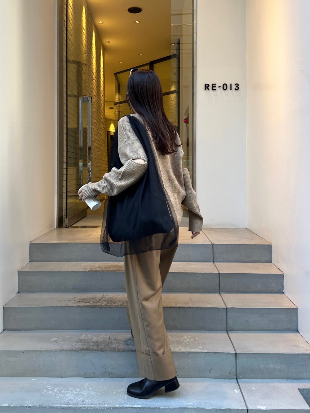 「ファッションを楽しもう、淡色コーデ、ブーツ、ビッグシルエット、お出かけコーデ、スリット、ワイドパンツ、ニット、ベージュ、オトナ女子、大人カジュアル」｜「CAPRICIEUX LE'MAGEのホールスリーブニット（ニット/セーター、ベージュ系）」を使った、mana_lemageさん（レディース・161cm）の秋コーディネートの2枚目の写真