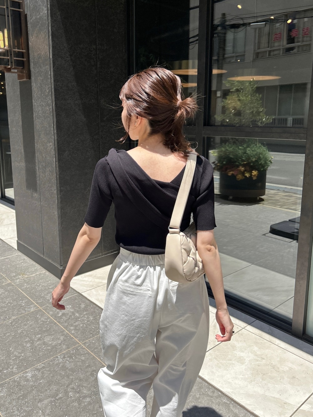 「モノトーン、初夏コーデ、カーブパンツ、アシメ、休日スタイル、リブニット、韓国ファッション、シンプルコーデ、スポーティ、カジュアルコーデ、大人カジュアル、オトナ女子」｜「CAPRICIEUX LE'MAGEのカーブパンツ（その他パンツ、ホワイト系）」を使った、mana_lemageさん（レディース・161cm）の春コーディネートの2枚目の写真